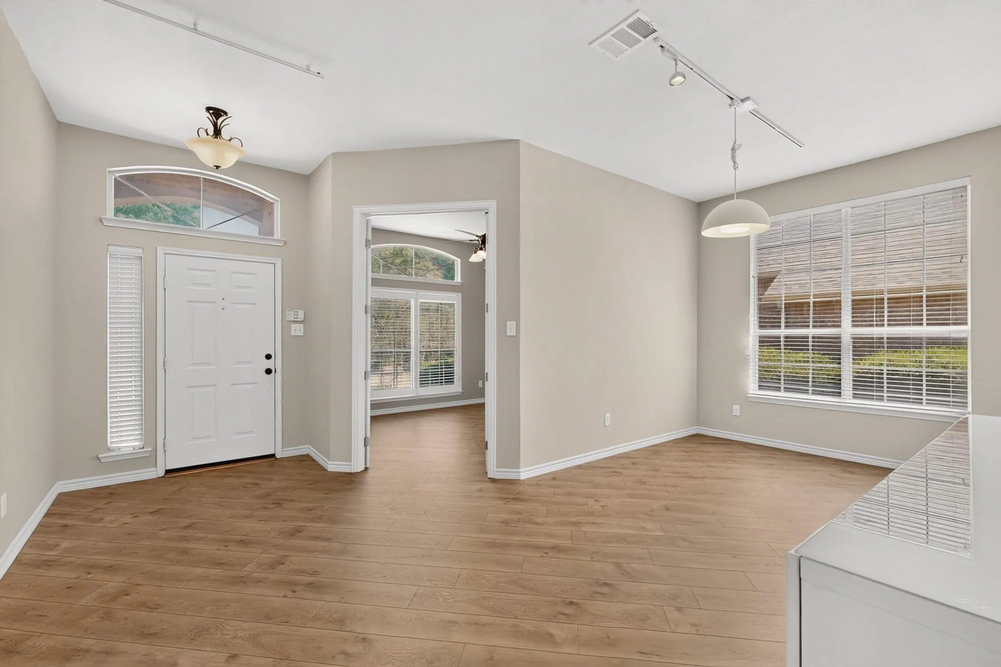 Single Family Residence For Rent in Collin County , 10201 Max Lane, Frisco, Texas 75035, 3 Bedroom, 2 Bathroom, 2 Garage spaces, 2,142 Sqft, built in 1995, mls#21400927, Real Estate Agent in Frisco, Homes For Rent in Collin county, Homes For Rent in Frisco, Realtor in Frisco Texas, Real Estate Brokerage Independent Realty Texas, Luminita Cordes Realtor
