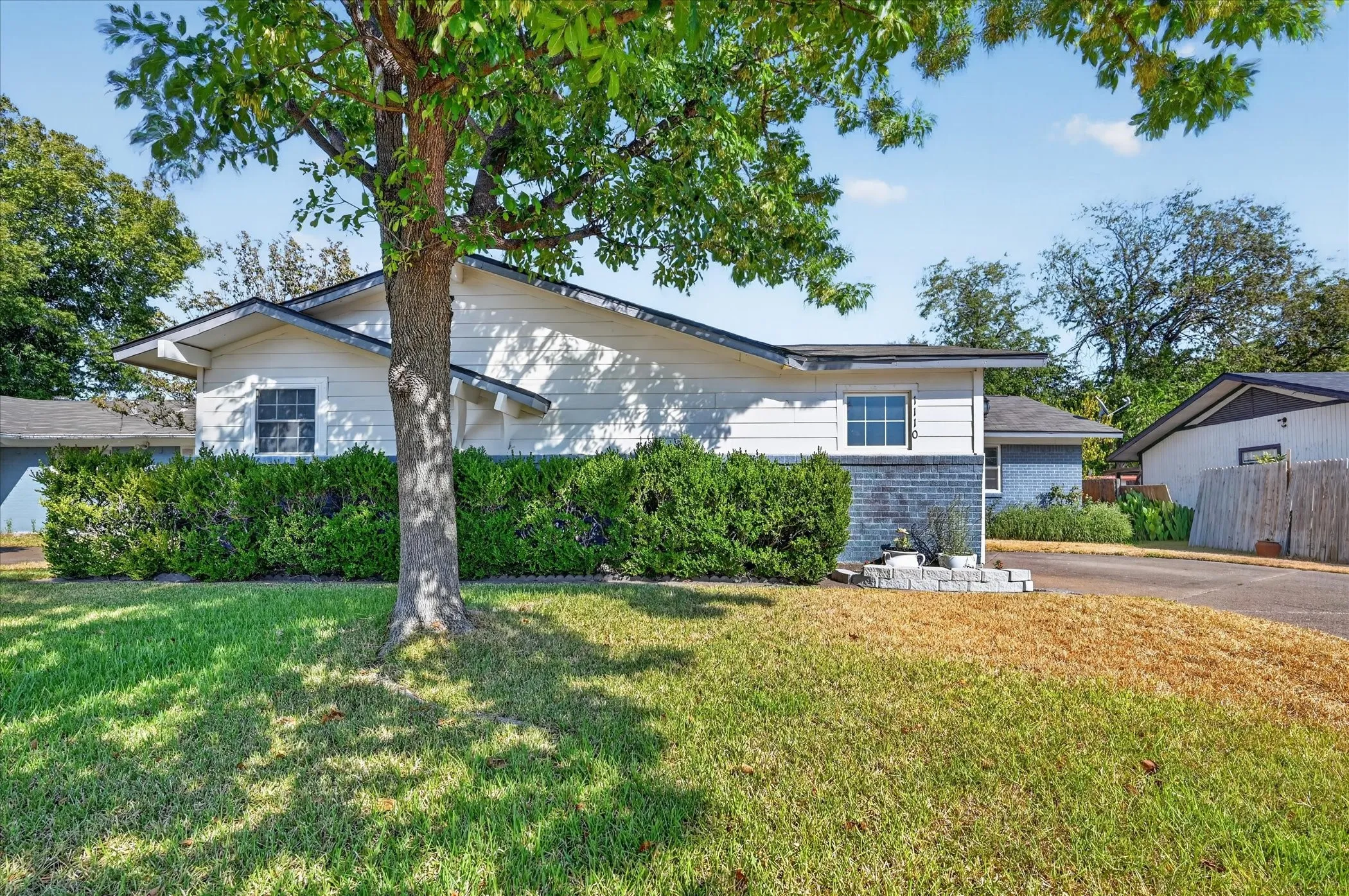 Single Family Residence For Sale in Dallas County , 1110 Vegas Drive, Garland, Texas 75042, 3 Bedroom, 2 Bathroom, Garage spaces, 1,832 Sqft, built in 1960, mls#21400773, Real Estate Agent in Garland, Homes For Sale in Dallas county, Homes For Sale in Garland, Realtor in Garland Texas, Real Estate Brokerage Independent Realty Texas, Luminita Cordes Realtor