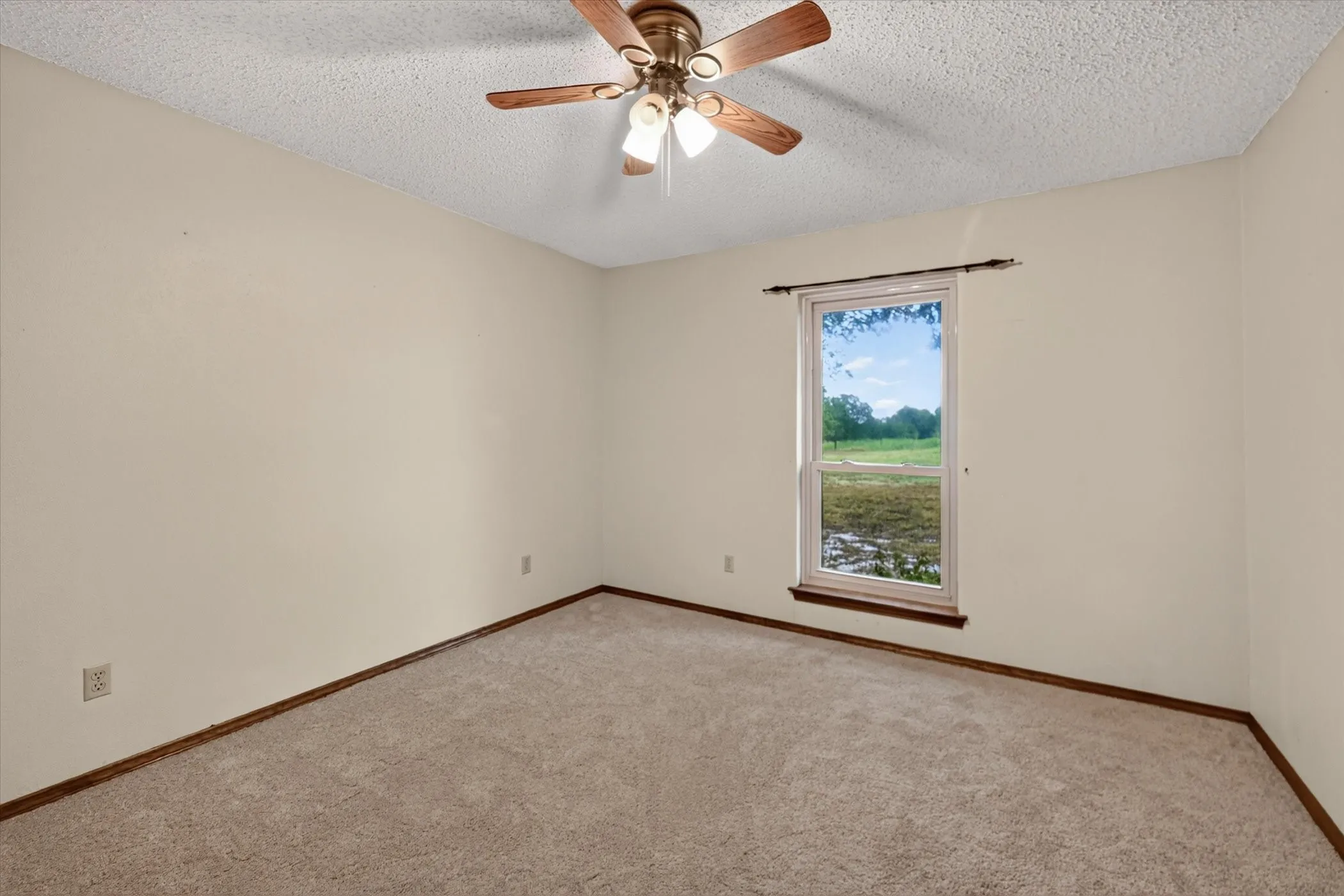 Single Family Residence For Sale in Collin County , 12099 County Road 1028, Blue Ridge, Texas 75424, 3 Bedroom, 3 Bathroom, 2 Garage spaces, 3,004 Sqft, built in 1980, mls#21400918, Real Estate Agent in Blue Ridge, Homes For Sale in Collin county, Homes For Sale in Blue Ridge, Realtor in Blue Ridge Texas, Real Estate Brokerage Independent Realty Texas, Luminita Cordes Realtor