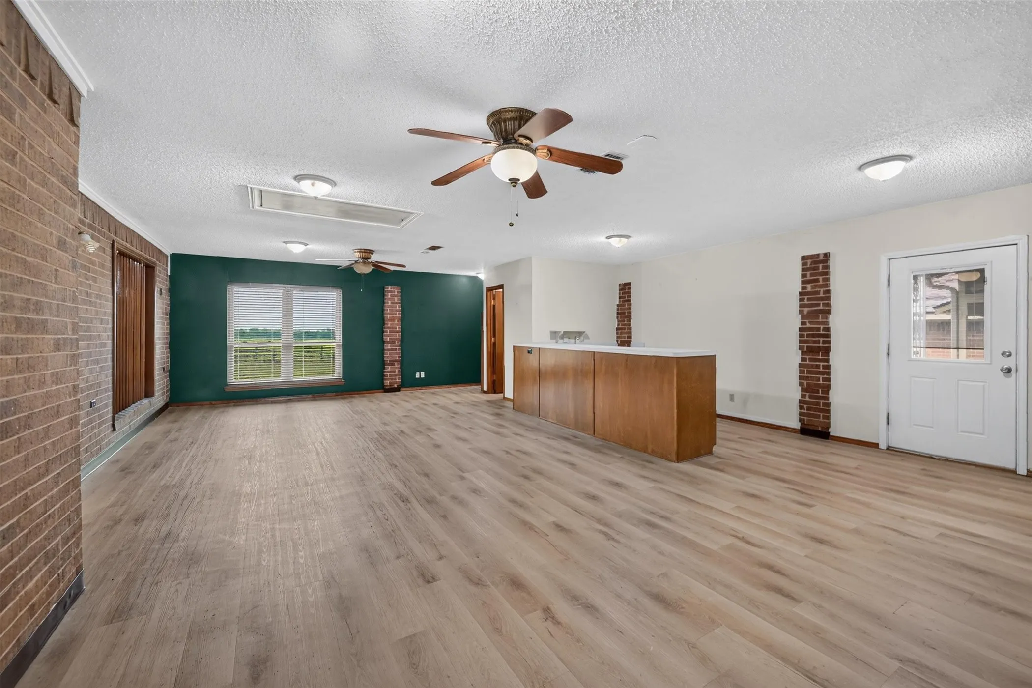 Single Family Residence For Sale in Collin County , 12099 County Road 1028, Blue Ridge, Texas 75424, 3 Bedroom, 3 Bathroom, 2 Garage spaces, 3,004 Sqft, built in 1980, mls#21400918, Real Estate Agent in Blue Ridge, Homes For Sale in Collin county, Homes For Sale in Blue Ridge, Realtor in Blue Ridge Texas, Real Estate Brokerage Independent Realty Texas, Luminita Cordes Realtor