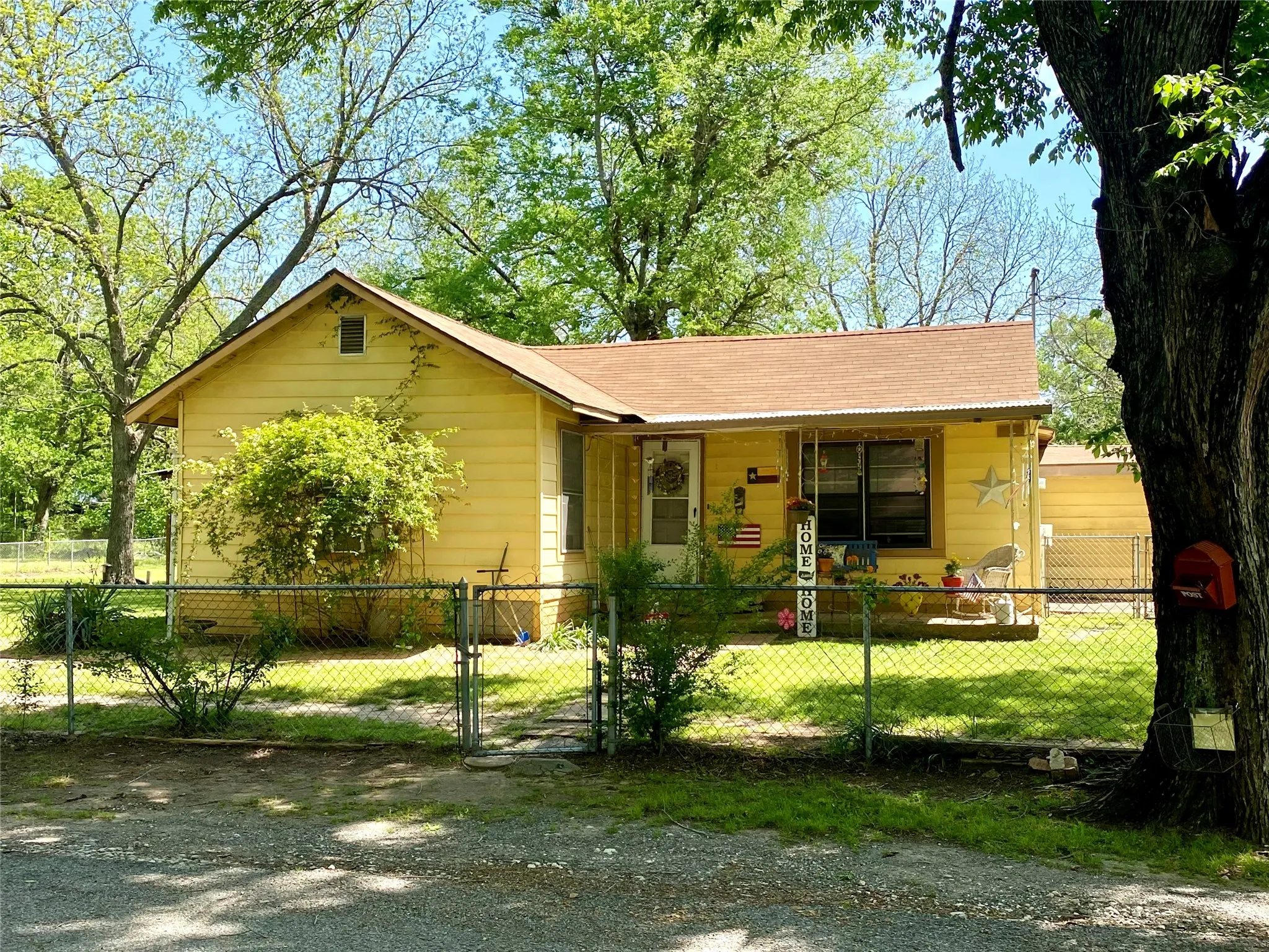 Single Family Residence For Sale in Fannin County , 1115 S 6th Street, Bonham, Texas 75418, 2 Bedroom, 1 Bathroom, Garage spaces, 1,178 Sqft, built in 1940, mls#21400943, Real Estate Agent in Bonham, Homes For Sale in Fannin county, Homes For Sale in Bonham, Realtor in Bonham Texas, Real Estate Brokerage Independent Realty Texas, Luminita Cordes Realtor