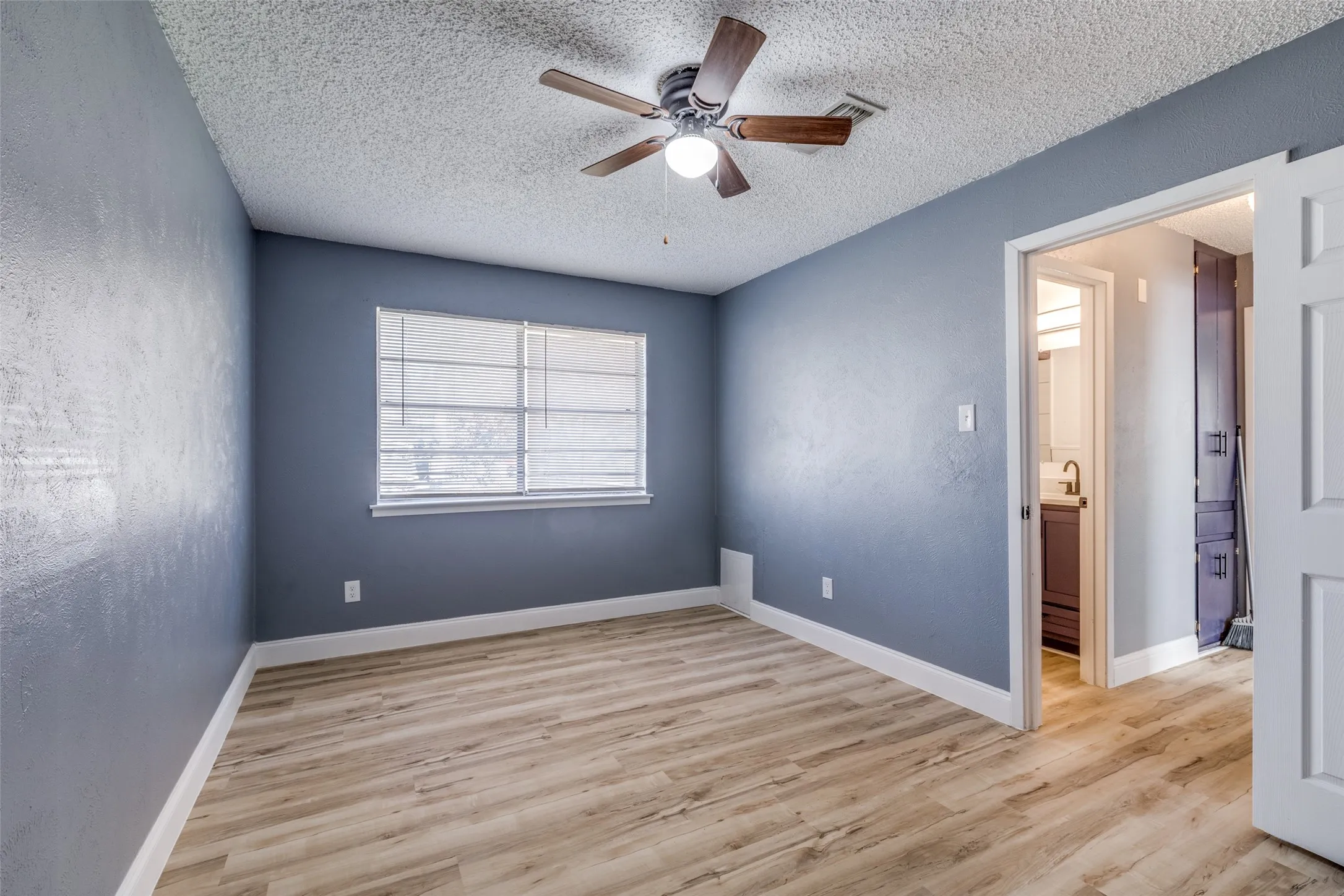 Duplex For Rent in Tarrant County , 451 Wilshire Avenue, Azle, Texas 76020, 2 Bedroom, 1 Bathroom, Garage spaces, 835 Sqft, built in 1976, mls#21397928, Real Estate Agent in Azle, Homes For Rent in Tarrant county, Homes For Rent in Azle, Realtor in Azle Texas, Real Estate Brokerage Independent Realty Texas, Luminita Cordes Realtor