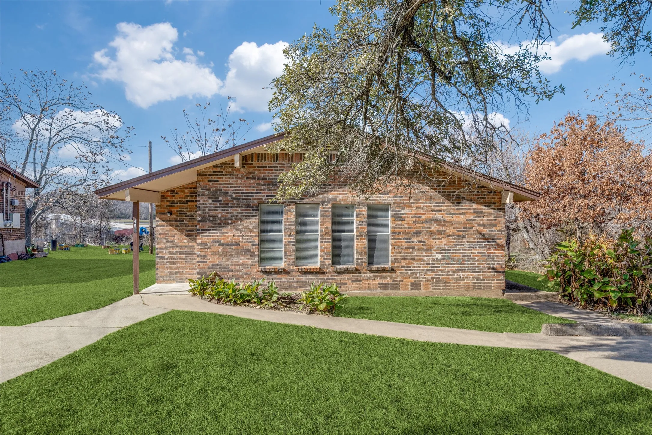 Duplex For Rent in Tarrant County , 451 Wilshire Avenue, Azle, Texas 76020, 2 Bedroom, 1 Bathroom, Garage spaces, 835 Sqft, built in 1976, mls#21397928, Real Estate Agent in Azle, Homes For Rent in Tarrant county, Homes For Rent in Azle, Realtor in Azle Texas, Real Estate Brokerage Independent Realty Texas, Luminita Cordes Realtor