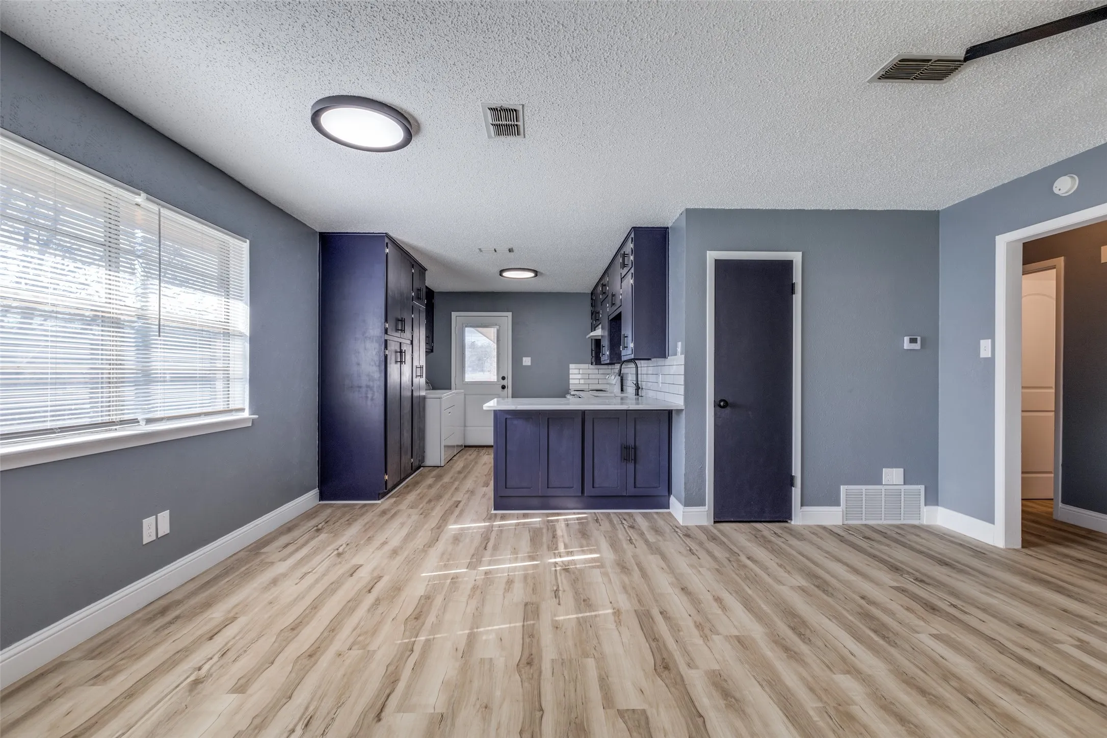 Duplex For Rent in Tarrant County , 451 Wilshire Avenue, Azle, Texas 76020, 2 Bedroom, 1 Bathroom, Garage spaces, 835 Sqft, built in 1976, mls#21397928, Real Estate Agent in Azle, Homes For Rent in Tarrant county, Homes For Rent in Azle, Realtor in Azle Texas, Real Estate Brokerage Independent Realty Texas, Luminita Cordes Realtor