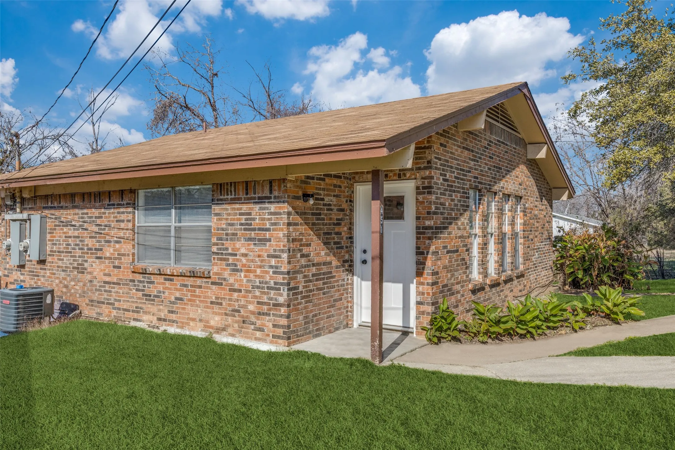 Duplex For Rent in Tarrant County , 451 Wilshire Avenue, Azle, Texas 76020, 2 Bedroom, 1 Bathroom, Garage spaces, 835 Sqft, built in 1976, mls#21397928, Real Estate Agent in Azle, Homes For Rent in Tarrant county, Homes For Rent in Azle, Realtor in Azle Texas, Real Estate Brokerage Independent Realty Texas, Luminita Cordes Realtor