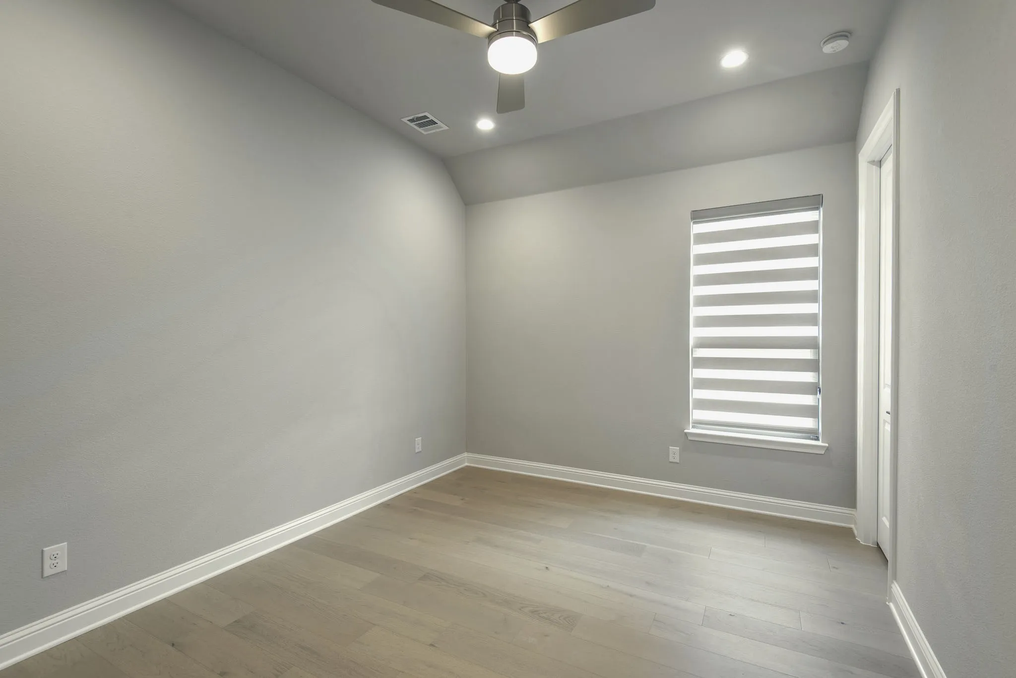 Single Family Residence For Sale in Denton County , 4908 Sir Cole Court, Carrollton, Texas 75010, 4 Bedroom, 3 Bathroom, 3 Garage spaces, 2,989 Sqft, built in 2022, mls#21398575, Real Estate Agent in Carrollton, Homes For Sale in Denton county, Homes For Sale in Carrollton, Realtor in Carrollton Texas, Real Estate Brokerage Independent Realty Texas, Luminita Cordes Realtor