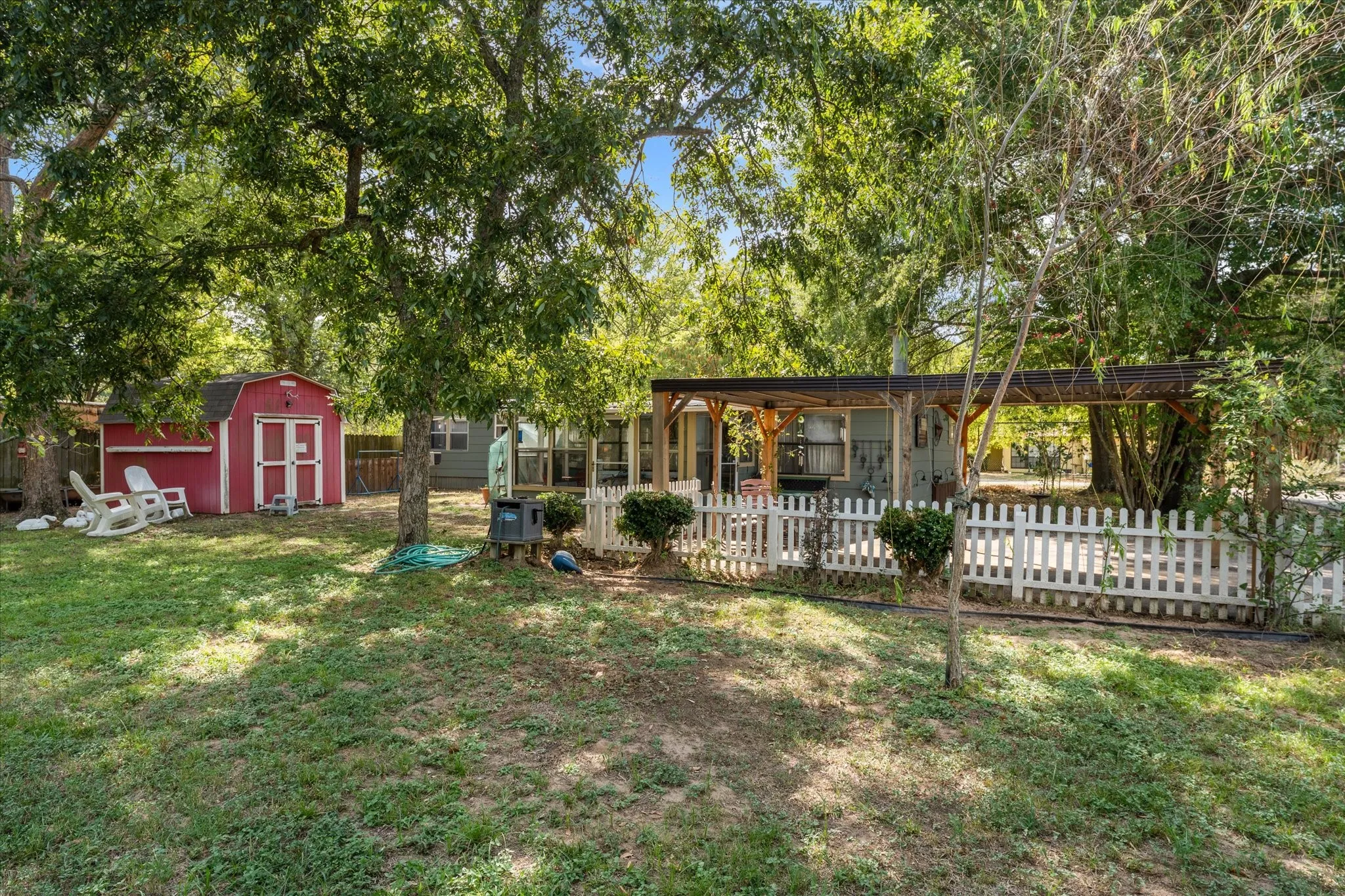 Single Family Residence For Sale in Henderson County , 718 Suncrest Drive, Tool, Texas 75143, 3 Bedroom, 1 Bathroom, Garage spaces, 1,350 Sqft, built in 1970, mls#21400951, Real Estate Agent in Tool, Homes For Sale in Henderson county, Homes For Sale in Tool, Realtor in Tool Texas, Real Estate Brokerage Independent Realty Texas, Luminita Cordes Realtor