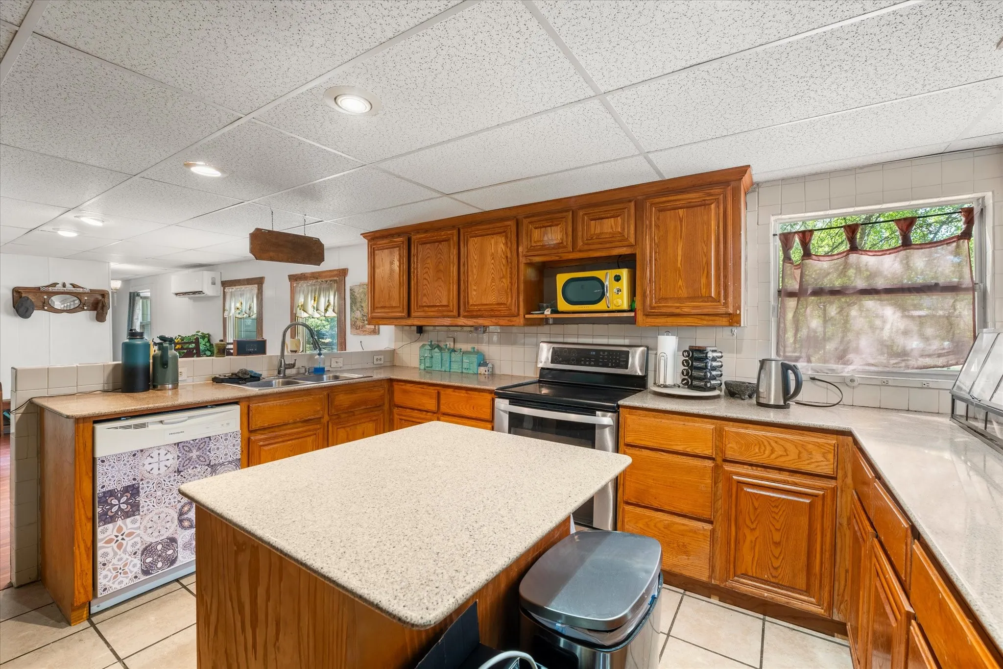 Single Family Residence For Sale in Henderson County , 718 Suncrest Drive, Tool, Texas 75143, 3 Bedroom, 1 Bathroom, Garage spaces, 1,350 Sqft, built in 1970, mls#21400951, Real Estate Agent in Tool, Homes For Sale in Henderson county, Homes For Sale in Tool, Realtor in Tool Texas, Real Estate Brokerage Independent Realty Texas, Luminita Cordes Realtor