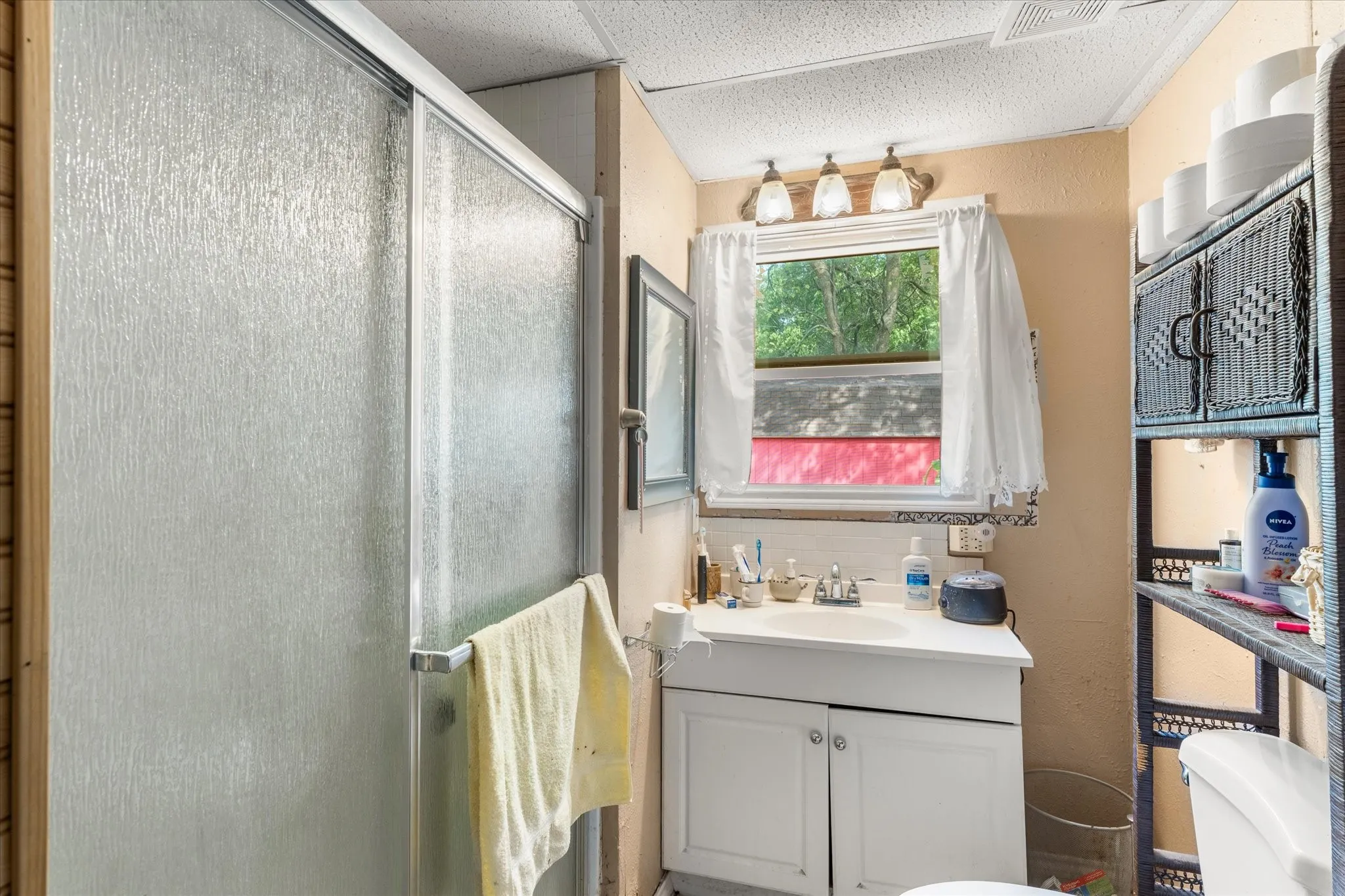 Single Family Residence For Sale in Henderson County , 718 Suncrest Drive, Tool, Texas 75143, 3 Bedroom, 1 Bathroom, Garage spaces, 1,350 Sqft, built in 1970, mls#21400951, Real Estate Agent in Tool, Homes For Sale in Henderson county, Homes For Sale in Tool, Realtor in Tool Texas, Real Estate Brokerage Independent Realty Texas, Luminita Cordes Realtor