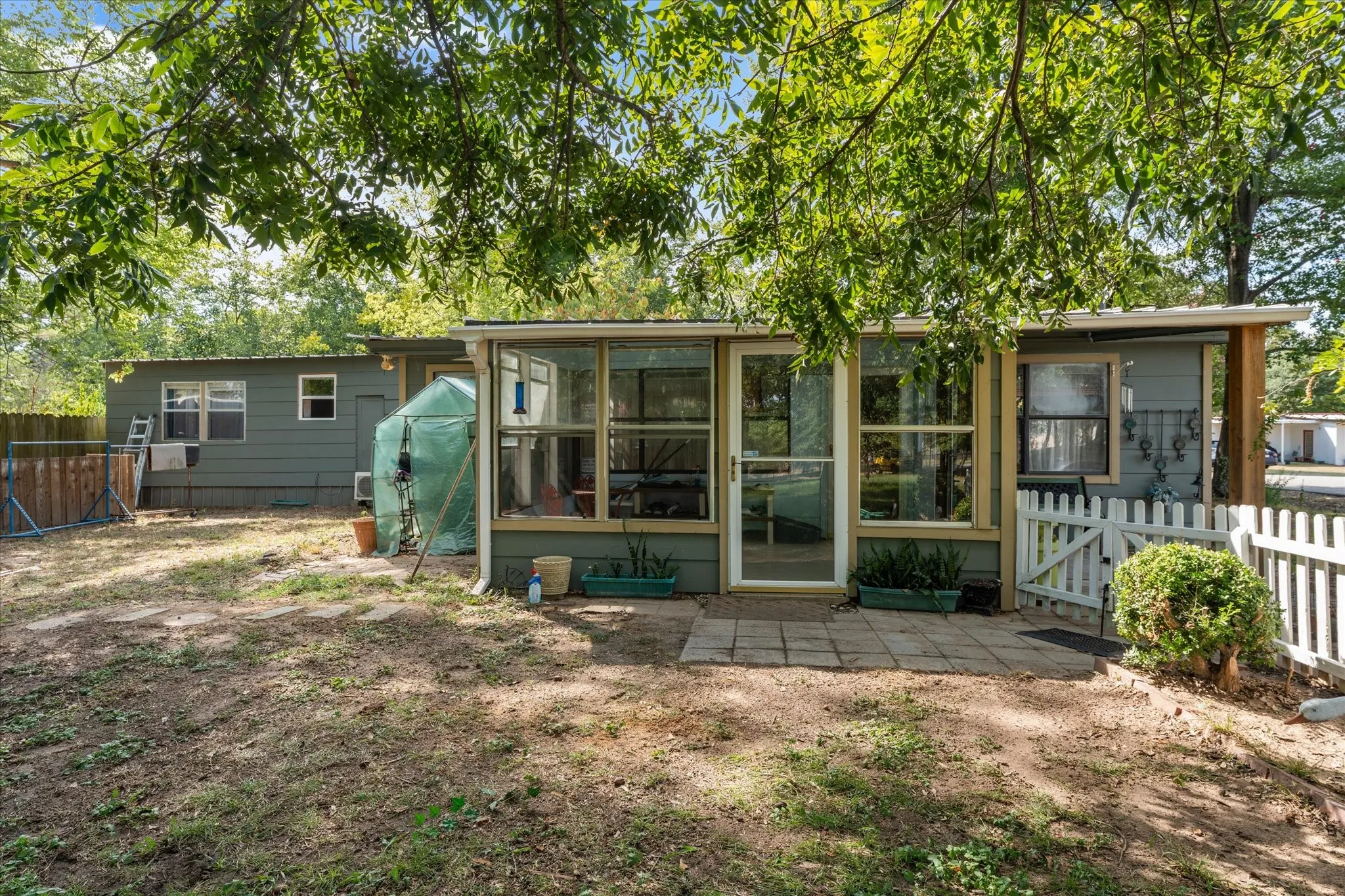 Single Family Residence For Sale in Henderson County , 718 Suncrest Drive, Tool, Texas 75143, 3 Bedroom, 1 Bathroom, Garage spaces, 1,350 Sqft, built in 1970, mls#21400951, Real Estate Agent in Tool, Homes For Sale in Henderson county, Homes For Sale in Tool, Realtor in Tool Texas, Real Estate Brokerage Independent Realty Texas, Luminita Cordes Realtor
