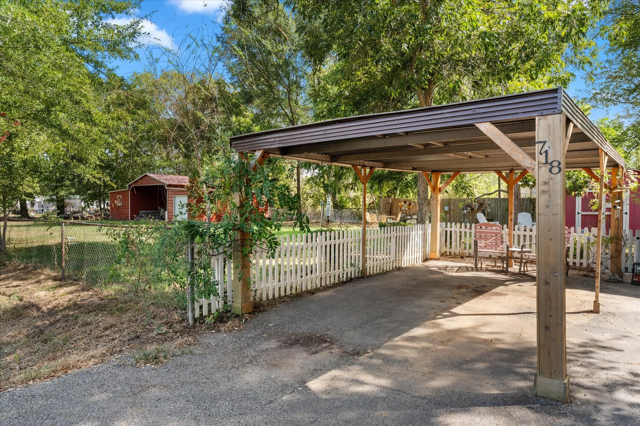 Single Family Residence For Sale in Henderson County , 718 Suncrest Drive, Tool, Texas 75143, 3 Bedroom, 1 Bathroom, Garage spaces, 1,350 Sqft, built in 1970, mls#21400951, Real Estate Agent in Tool, Homes For Sale in Henderson county, Homes For Sale in Tool, Realtor in Tool Texas, Real Estate Brokerage Independent Realty Texas, Luminita Cordes Realtor