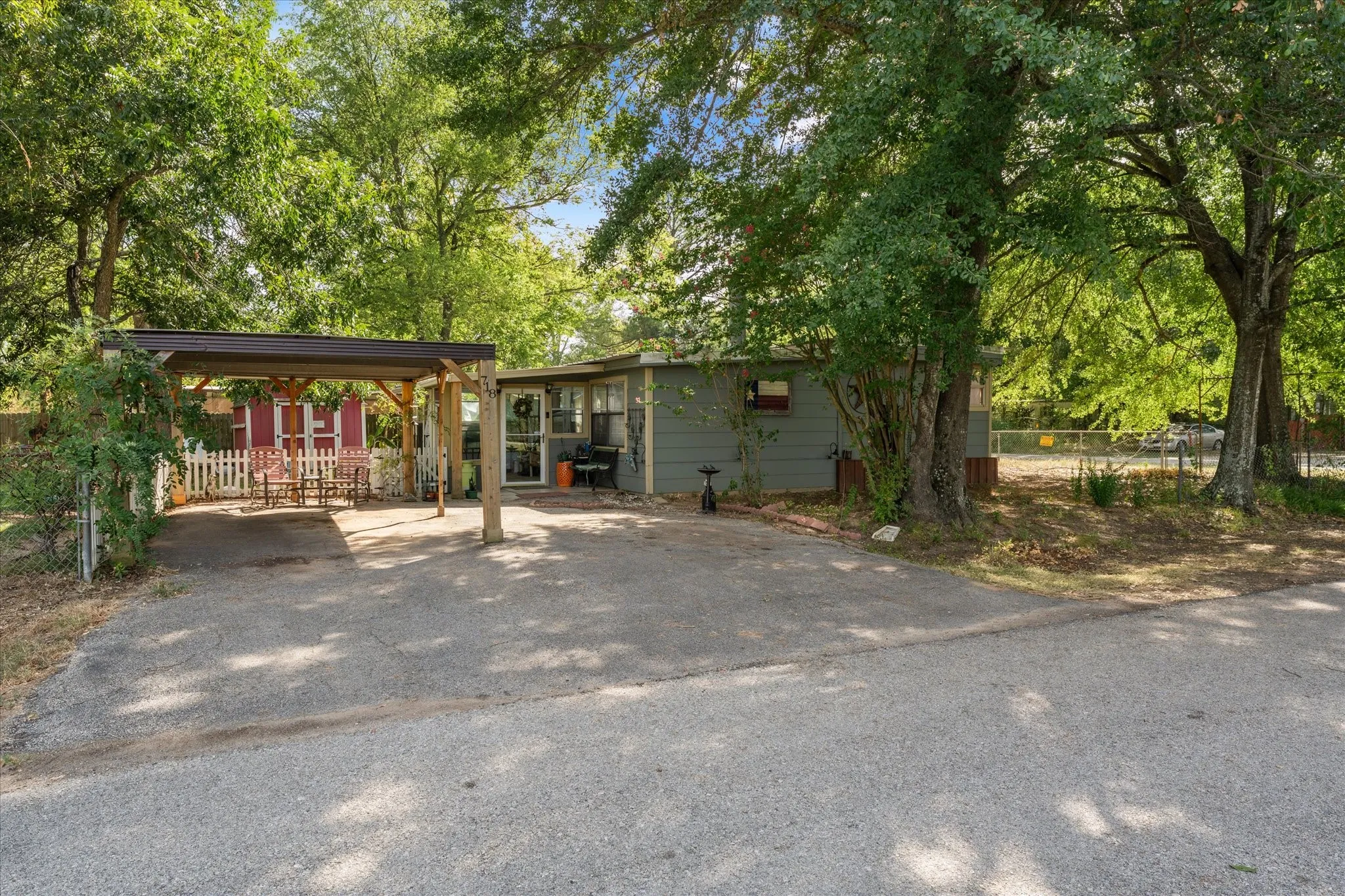 Single Family Residence For Sale in Henderson County , 718 Suncrest Drive, Tool, Texas 75143, 3 Bedroom, 1 Bathroom, Garage spaces, 1,350 Sqft, built in 1970, mls#21400951, Real Estate Agent in Tool, Homes For Sale in Henderson county, Homes For Sale in Tool, Realtor in Tool Texas, Real Estate Brokerage Independent Realty Texas, Luminita Cordes Realtor