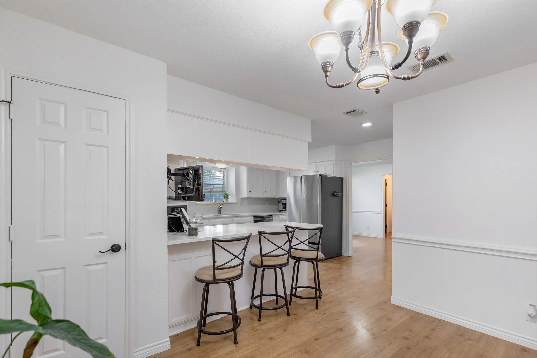 Single Family Residence For Sale in Tarrant County , 2108 Oakmeadow Place, Bedford, Texas 76021, 4 Bedroom, 2 Bathroom, 2 Garage spaces, 2,419 Sqft, built in 1986, mls#21398944, Real Estate Agent in Bedford, Homes For Sale in Tarrant county, Homes For Sale in Bedford, Realtor in Bedford Texas, Real Estate Brokerage Independent Realty Texas, Luminita Cordes Realtor