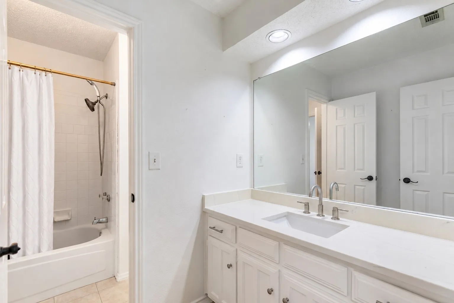 Single Family Residence For Sale in Tarrant County , 2108 Oakmeadow Place, Bedford, Texas 76021, 4 Bedroom, 2 Bathroom, 2 Garage spaces, 2,419 Sqft, built in 1986, mls#21398944, Real Estate Agent in Bedford, Homes For Sale in Tarrant county, Homes For Sale in Bedford, Realtor in Bedford Texas, Real Estate Brokerage Independent Realty Texas, Luminita Cordes Realtor