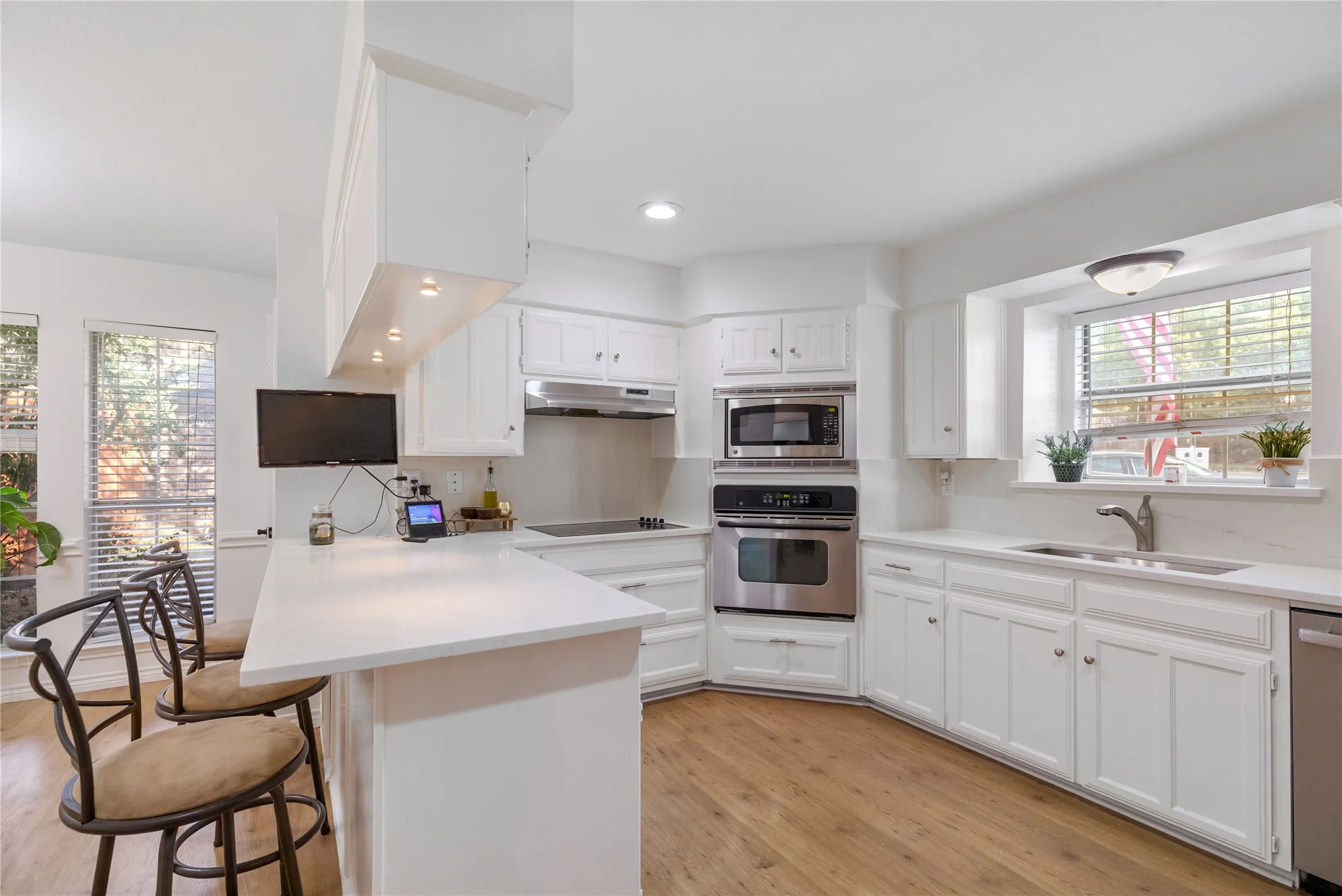 Single Family Residence For Sale in Tarrant County , 2108 Oakmeadow Place, Bedford, Texas 76021, 4 Bedroom, 2 Bathroom, 2 Garage spaces, 2,419 Sqft, built in 1986, mls#21398944, Real Estate Agent in Bedford, Homes For Sale in Tarrant county, Homes For Sale in Bedford, Realtor in Bedford Texas, Real Estate Brokerage Independent Realty Texas, Luminita Cordes Realtor
