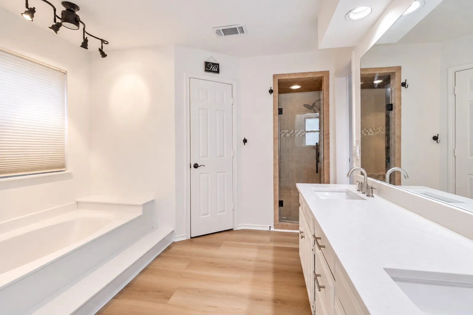 Single Family Residence For Sale in Tarrant County , 2108 Oakmeadow Place, Bedford, Texas 76021, 4 Bedroom, 2 Bathroom, 2 Garage spaces, 2,419 Sqft, built in 1986, mls#21398944, Real Estate Agent in Bedford, Homes For Sale in Tarrant county, Homes For Sale in Bedford, Realtor in Bedford Texas, Real Estate Brokerage Independent Realty Texas, Luminita Cordes Realtor