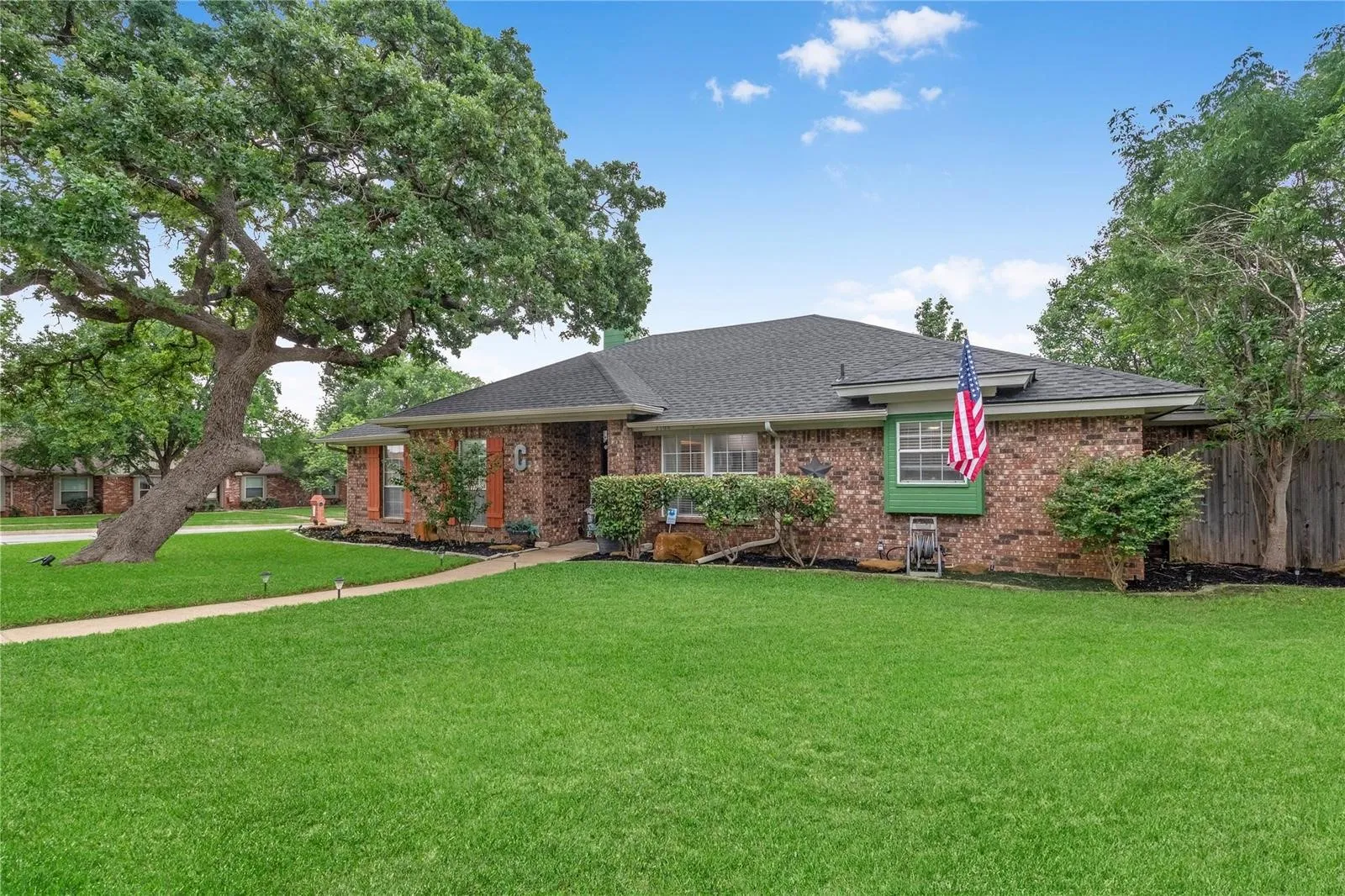 Single Family Residence For Sale in Tarrant County , 2108 Oakmeadow Place, Bedford, Texas 76021, 4 Bedroom, 2 Bathroom, 2 Garage spaces, 2,419 Sqft, built in 1986, mls#21398944, Real Estate Agent in Bedford, Homes For Sale in Tarrant county, Homes For Sale in Bedford, Realtor in Bedford Texas, Real Estate Brokerage Independent Realty Texas, Luminita Cordes Realtor