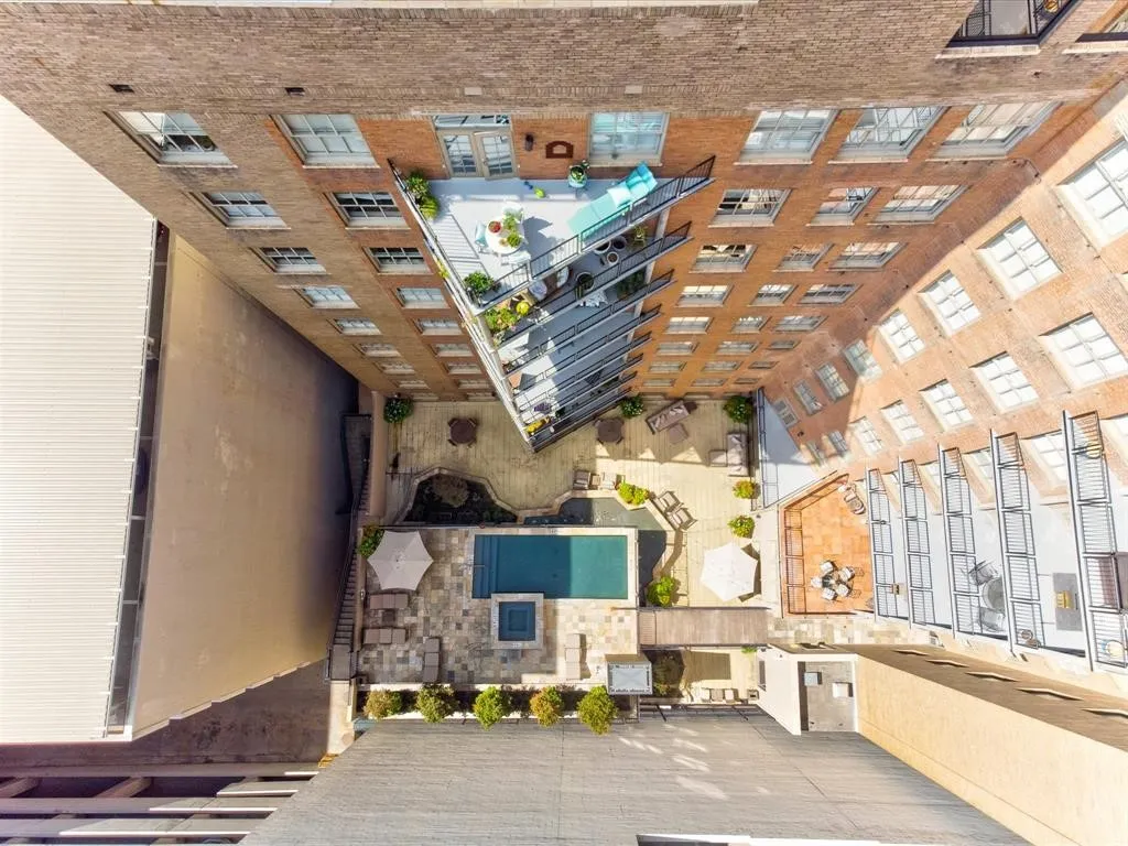 Courtyard featuring a swimming pool, integrated spa, and hardscaping