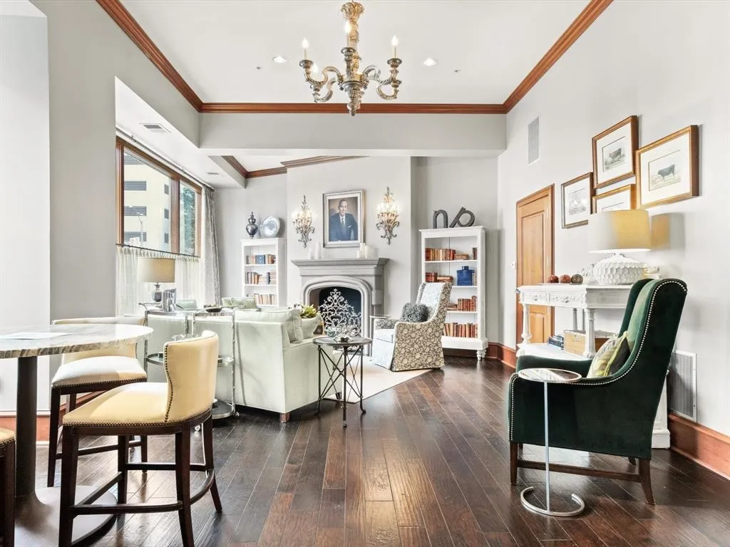 Residents parlor is a great place to gather or enjoy morning coffee watching the hustle and bustle of sidewalk foot traffic of the city and the lovely historic nearby buildings nearby