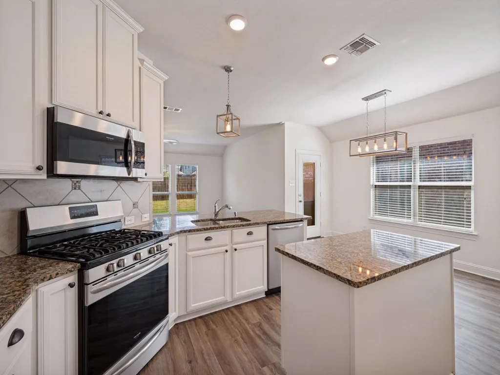 Single Family Residence For Sale in Denton County , 4501 Lakeview Drive, Frisco, Texas 75036, 3 Bedroom, 2 Bathroom, 2 Garage spaces, 1,788 Sqft, built in 2018, mls#21400472, Real Estate Agent in Frisco, Homes For Sale in Denton county, Homes For Sale in Frisco, Realtor in Frisco Texas, Real Estate Brokerage Independent Realty Texas, Luminita Cordes Realtor