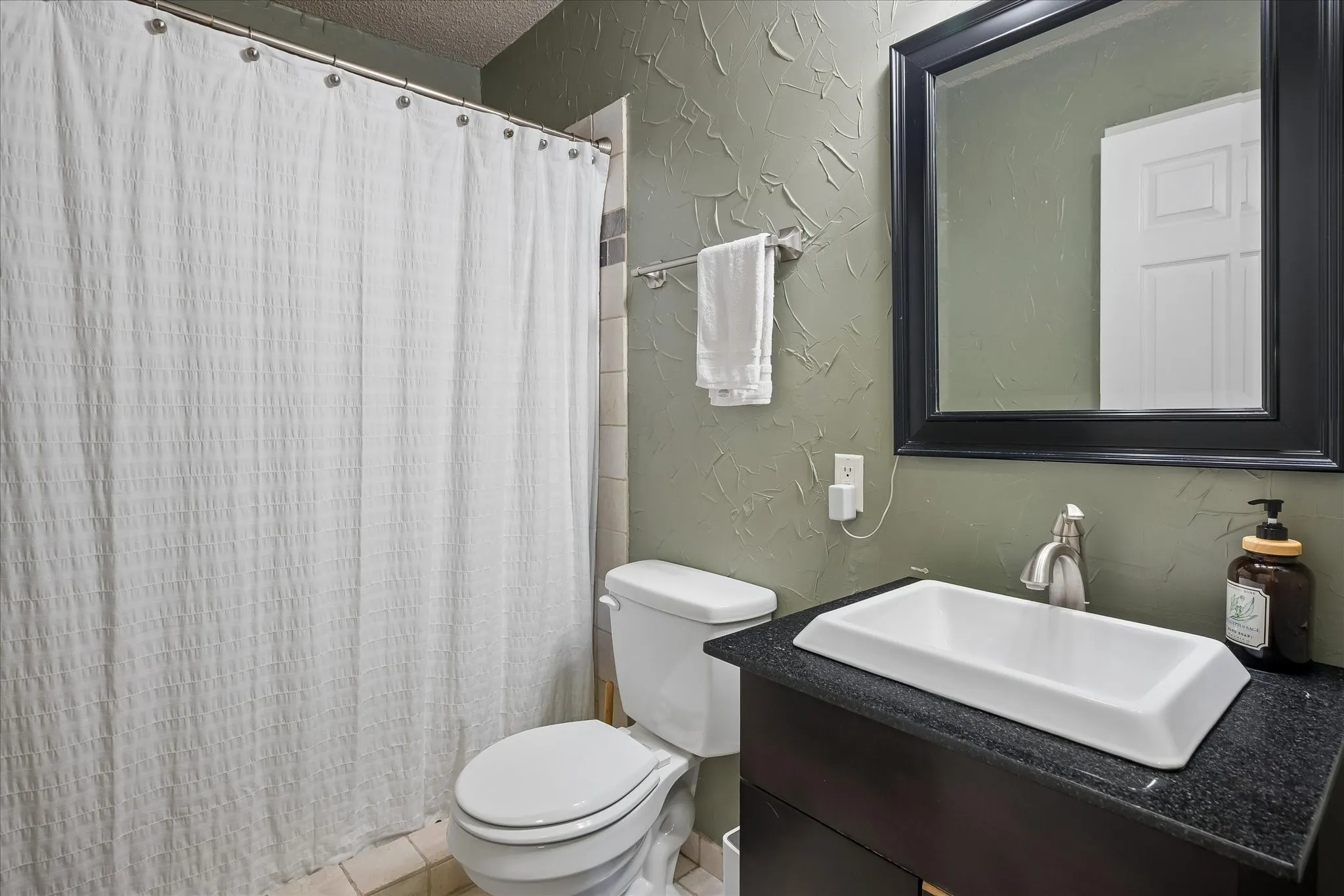 Single Family Residence For Sale in Tarrant County , 1502 Bennington Court, Grapevine, Texas 76051, 3 Bedroom, 3 Bathroom, 2 Garage spaces, 1,592 Sqft, built in 1987, mls#21400490, Real Estate Agent in Grapevine, Homes For Sale in Tarrant county, Homes For Sale in Grapevine, Realtor in Grapevine Texas, Real Estate Brokerage Independent Realty Texas, Luminita Cordes Realtor