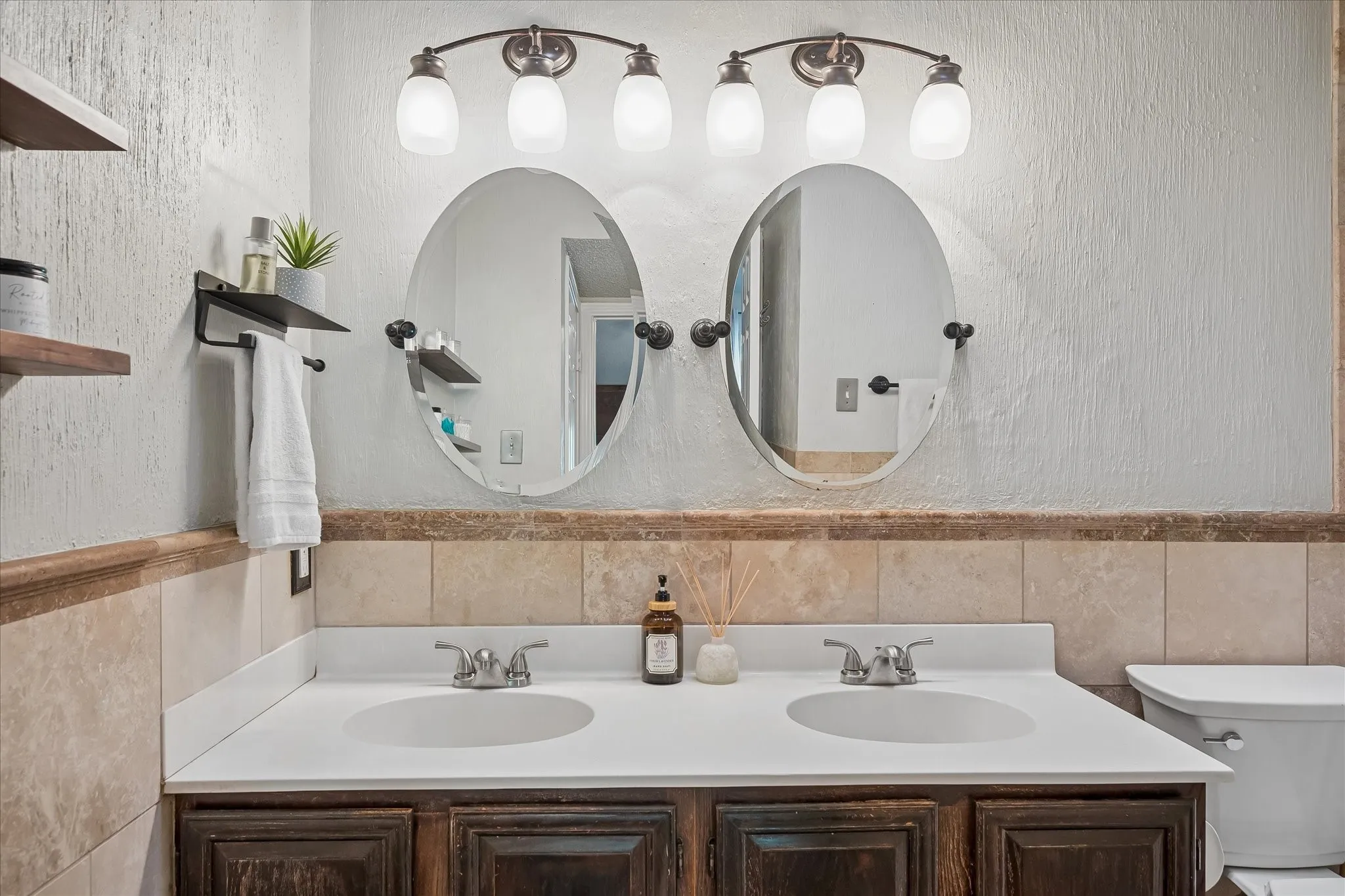 Single Family Residence For Sale in Tarrant County , 1502 Bennington Court, Grapevine, Texas 76051, 3 Bedroom, 3 Bathroom, 2 Garage spaces, 1,592 Sqft, built in 1987, mls#21400490, Real Estate Agent in Grapevine, Homes For Sale in Tarrant county, Homes For Sale in Grapevine, Realtor in Grapevine Texas, Real Estate Brokerage Independent Realty Texas, Luminita Cordes Realtor