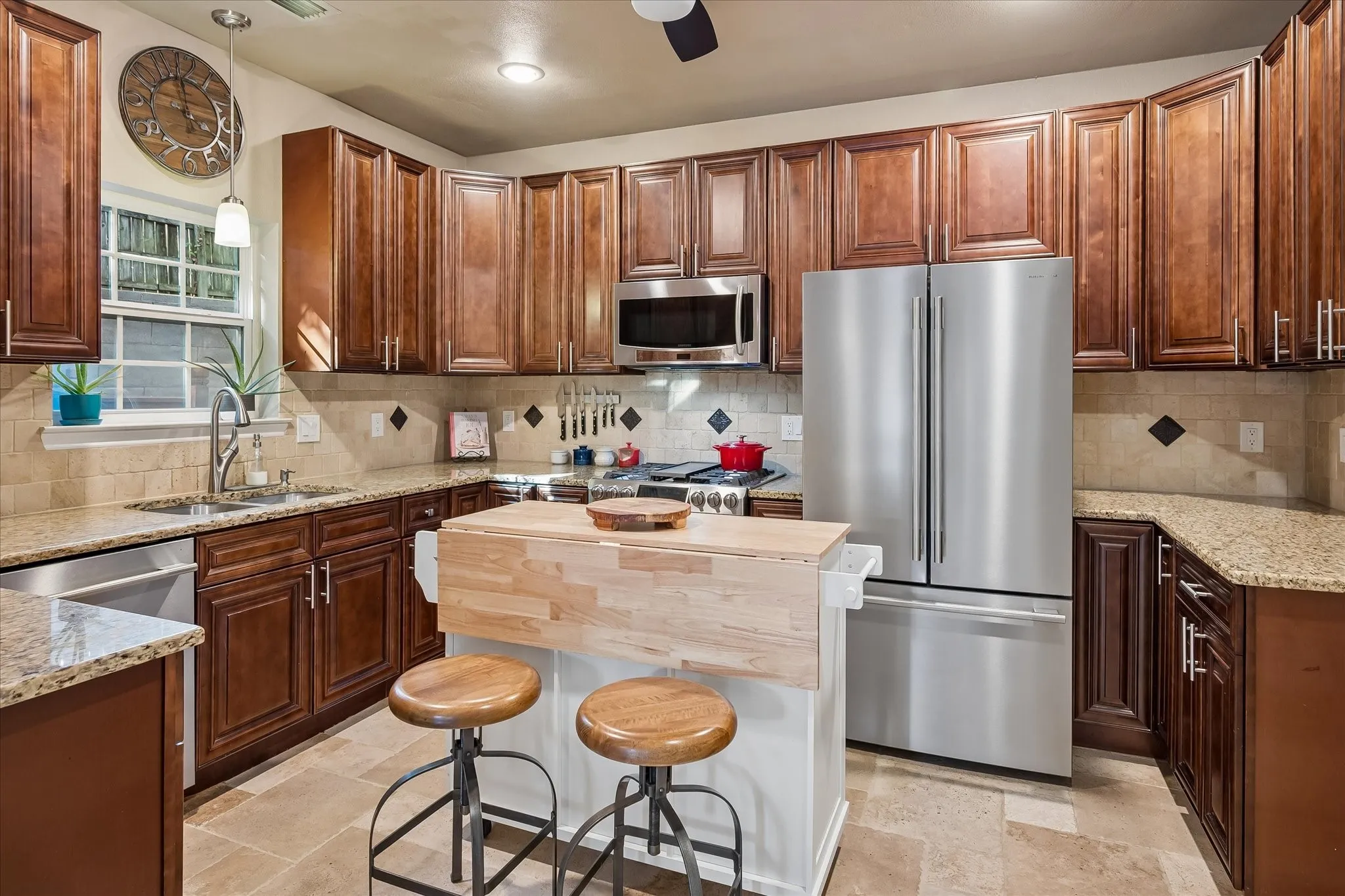 Single Family Residence For Sale in Tarrant County , 1502 Bennington Court, Grapevine, Texas 76051, 3 Bedroom, 3 Bathroom, 2 Garage spaces, 1,592 Sqft, built in 1987, mls#21400490, Real Estate Agent in Grapevine, Homes For Sale in Tarrant county, Homes For Sale in Grapevine, Realtor in Grapevine Texas, Real Estate Brokerage Independent Realty Texas, Luminita Cordes Realtor