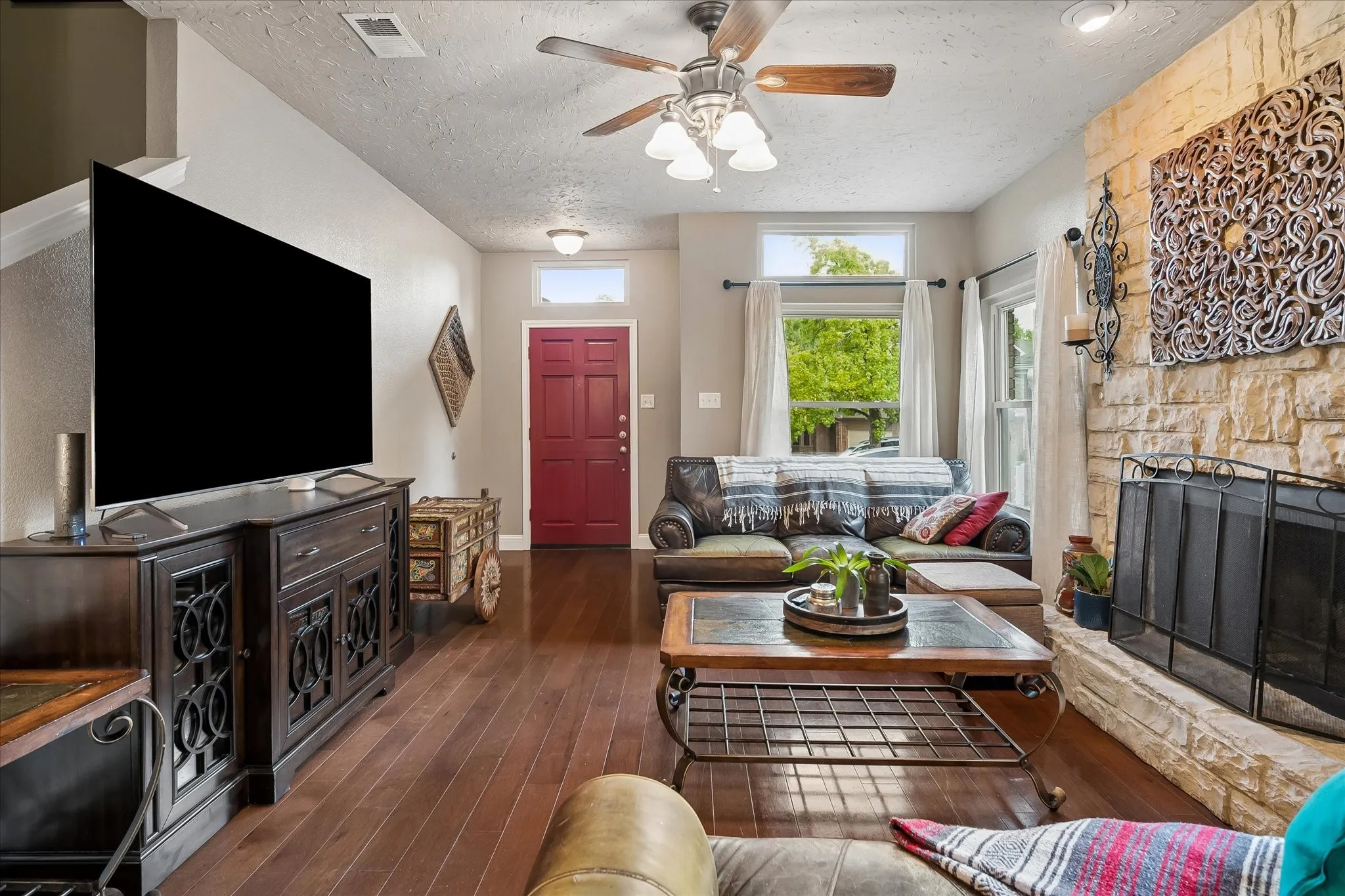 Single Family Residence For Sale in Tarrant County , 1502 Bennington Court, Grapevine, Texas 76051, 3 Bedroom, 3 Bathroom, 2 Garage spaces, 1,592 Sqft, built in 1987, mls#21400490, Real Estate Agent in Grapevine, Homes For Sale in Tarrant county, Homes For Sale in Grapevine, Realtor in Grapevine Texas, Real Estate Brokerage Independent Realty Texas, Luminita Cordes Realtor