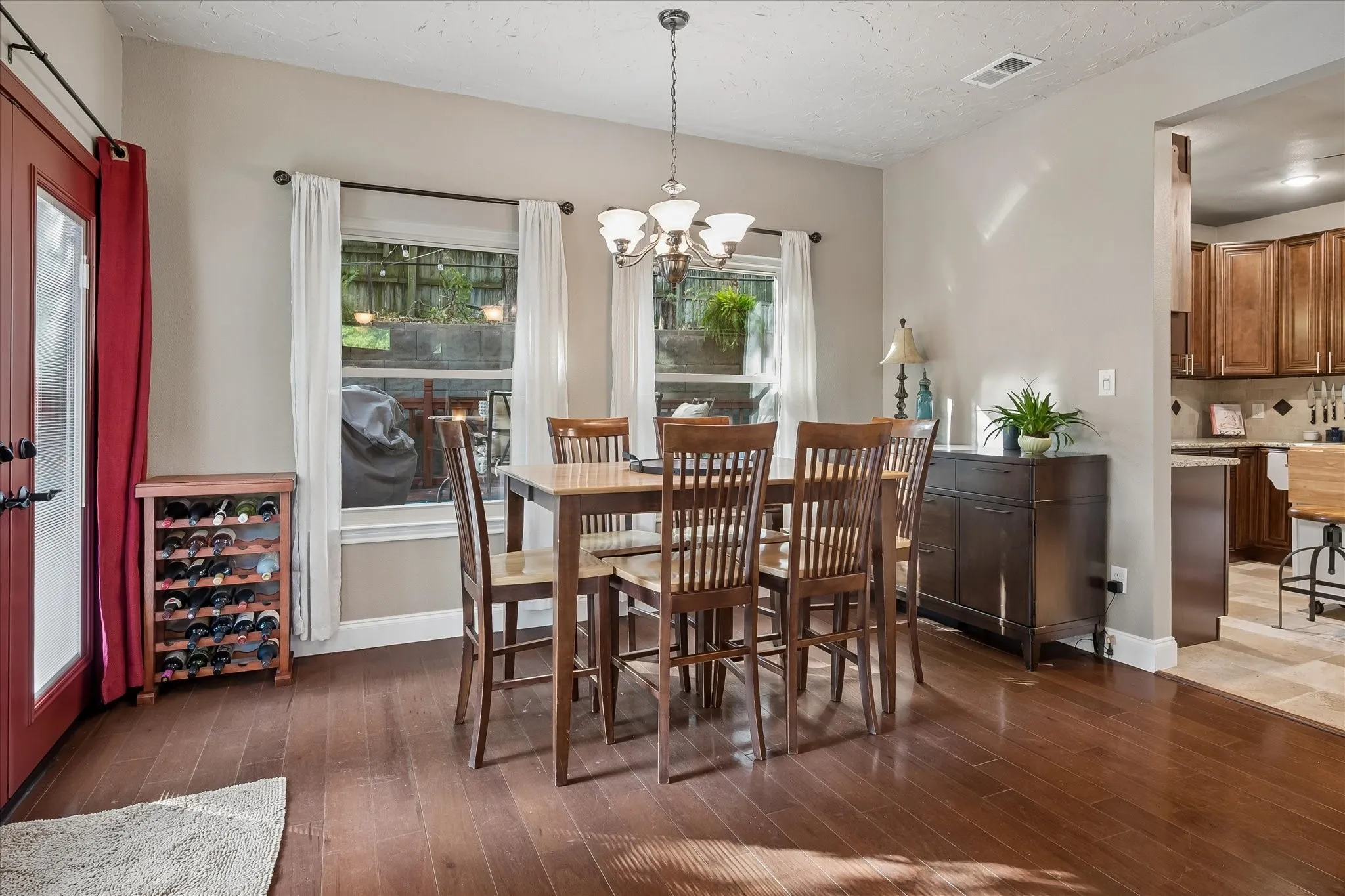 Single Family Residence For Sale in Tarrant County , 1502 Bennington Court, Grapevine, Texas 76051, 3 Bedroom, 3 Bathroom, 2 Garage spaces, 1,592 Sqft, built in 1987, mls#21400490, Real Estate Agent in Grapevine, Homes For Sale in Tarrant county, Homes For Sale in Grapevine, Realtor in Grapevine Texas, Real Estate Brokerage Independent Realty Texas, Luminita Cordes Realtor