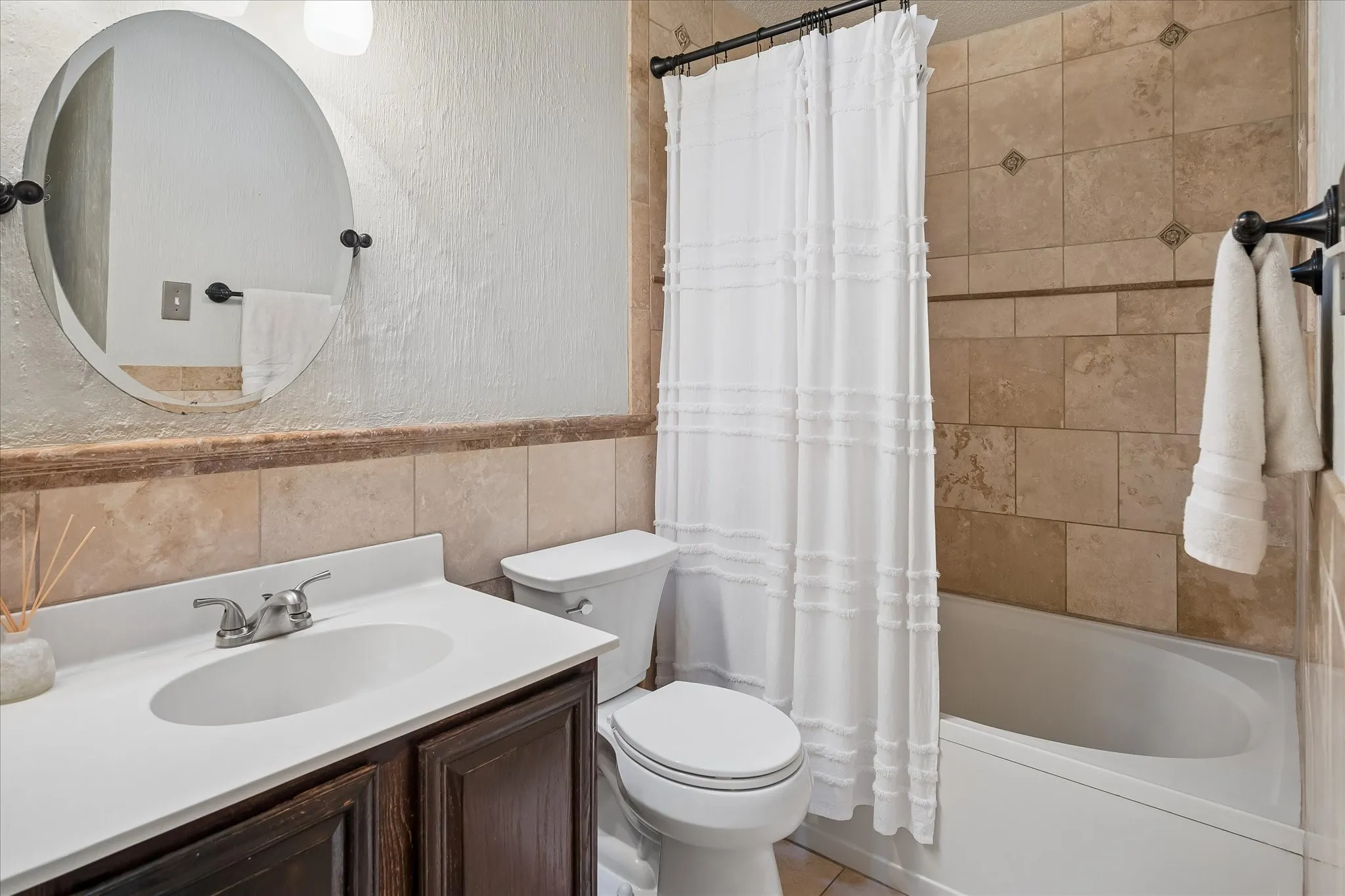 Single Family Residence For Sale in Tarrant County , 1502 Bennington Court, Grapevine, Texas 76051, 3 Bedroom, 3 Bathroom, 2 Garage spaces, 1,592 Sqft, built in 1987, mls#21400490, Real Estate Agent in Grapevine, Homes For Sale in Tarrant county, Homes For Sale in Grapevine, Realtor in Grapevine Texas, Real Estate Brokerage Independent Realty Texas, Luminita Cordes Realtor