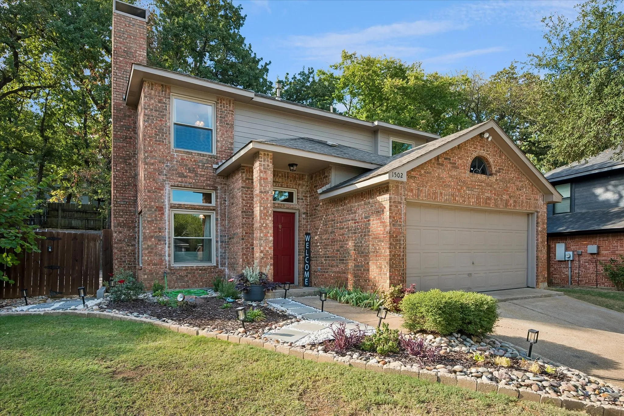 Single Family Residence For Sale in Tarrant County , 1502 Bennington Court, Grapevine, Texas 76051, 3 Bedroom, 3 Bathroom, 2 Garage spaces, 1,592 Sqft, built in 1987, mls#21400490, Real Estate Agent in Grapevine, Homes For Sale in Tarrant county, Homes For Sale in Grapevine, Realtor in Grapevine Texas, Real Estate Brokerage Independent Realty Texas, Luminita Cordes Realtor
