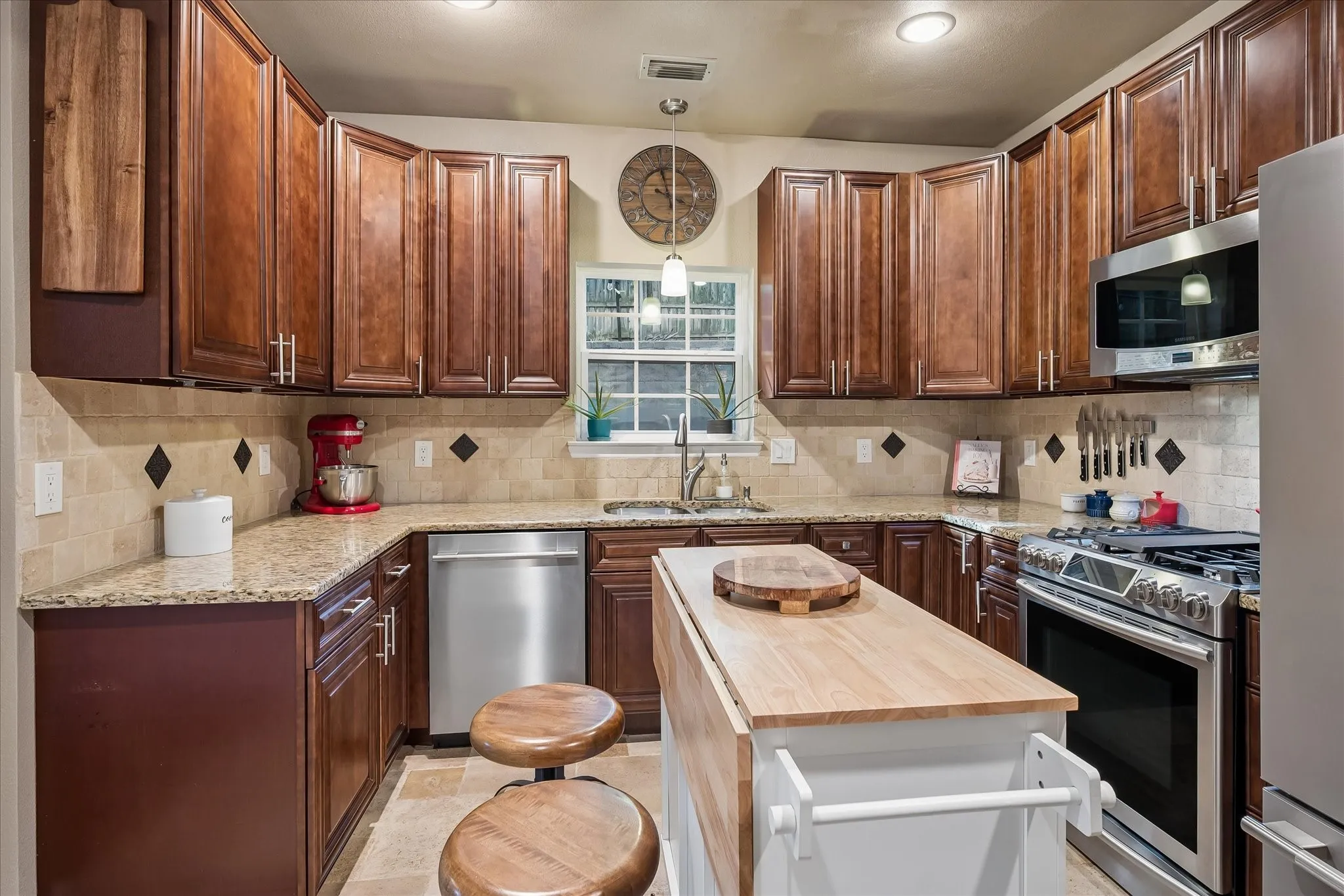 Single Family Residence For Sale in Tarrant County , 1502 Bennington Court, Grapevine, Texas 76051, 3 Bedroom, 3 Bathroom, 2 Garage spaces, 1,592 Sqft, built in 1987, mls#21400490, Real Estate Agent in Grapevine, Homes For Sale in Tarrant county, Homes For Sale in Grapevine, Realtor in Grapevine Texas, Real Estate Brokerage Independent Realty Texas, Luminita Cordes Realtor