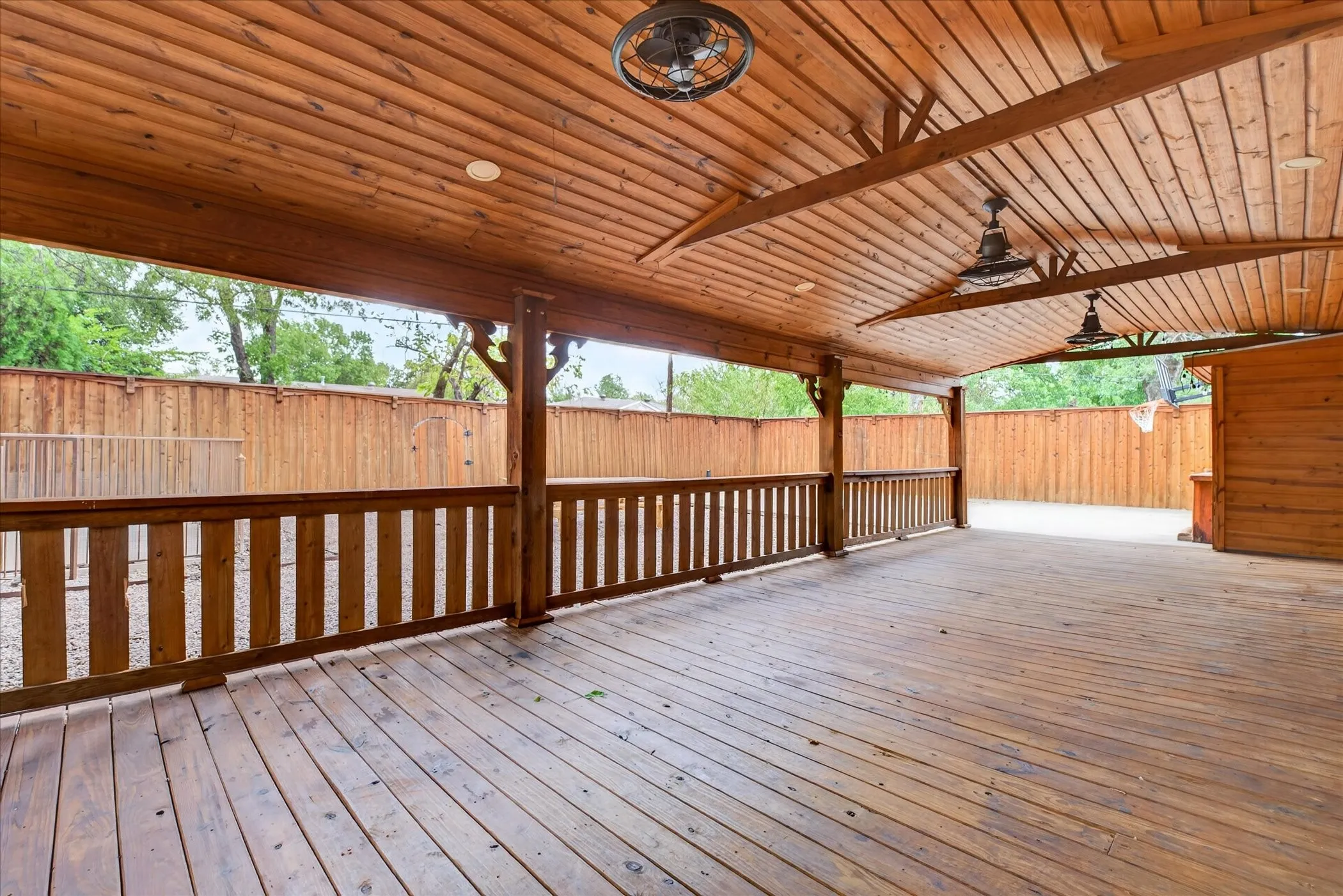 Single Family Residence For Sale in Dallas County , 2983 Amber Lane, Farmers Branch, Texas 75234, 4 Bedroom, 4 Bathroom, Garage spaces, 1,600 Sqft, built in 1959, mls#21400896, Real Estate Agent in Farmers Branch, Homes For Sale in Dallas county, Homes For Sale in Farmers Branch, Realtor in Farmers Branch Texas, Real Estate Brokerage Independent Realty Texas, Luminita Cordes Realtor