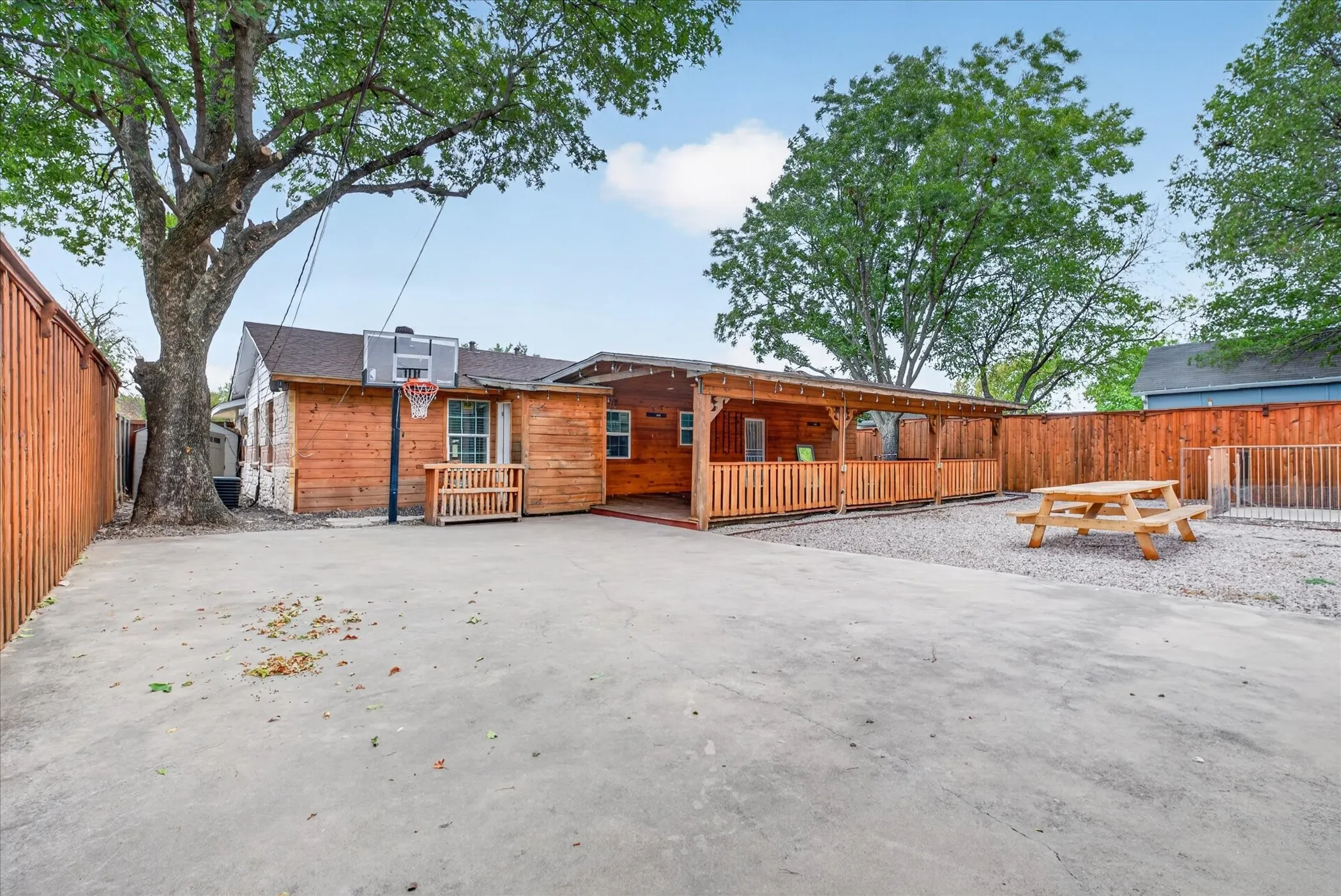 Single Family Residence For Sale in Dallas County , 2983 Amber Lane, Farmers Branch, Texas 75234, 4 Bedroom, 4 Bathroom, Garage spaces, 1,600 Sqft, built in 1959, mls#21400896, Real Estate Agent in Farmers Branch, Homes For Sale in Dallas county, Homes For Sale in Farmers Branch, Realtor in Farmers Branch Texas, Real Estate Brokerage Independent Realty Texas, Luminita Cordes Realtor