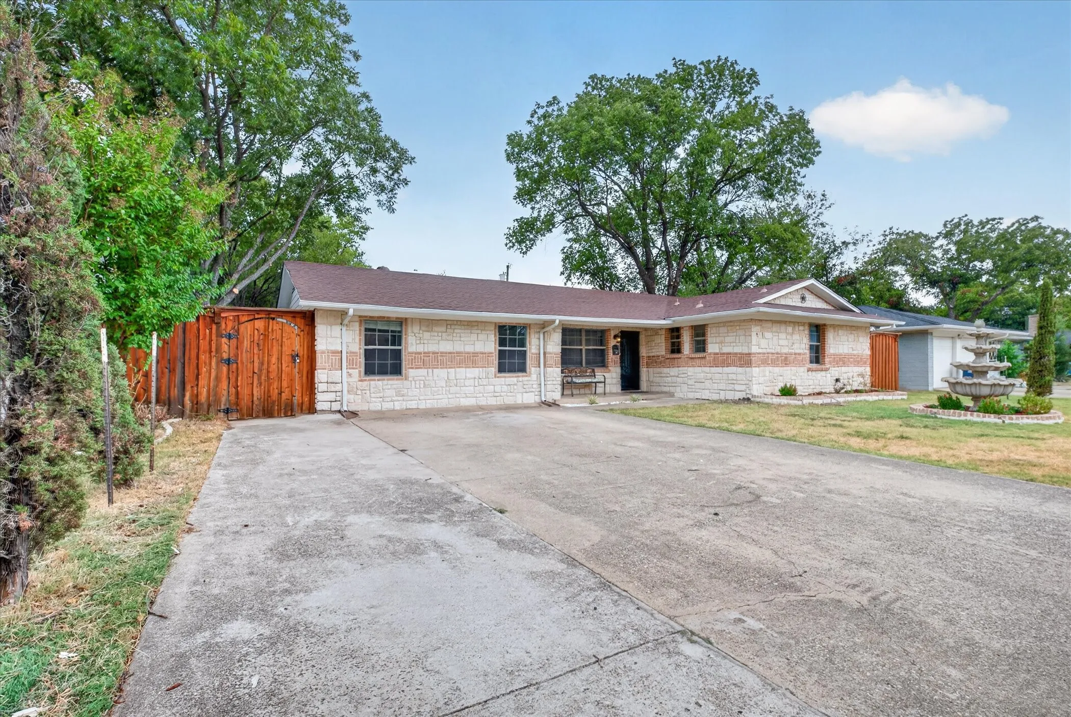 Single Family Residence For Sale in Dallas County , 2983 Amber Lane, Farmers Branch, Texas 75234, 4 Bedroom, 4 Bathroom, Garage spaces, 1,600 Sqft, built in 1959, mls#21400896, Real Estate Agent in Farmers Branch, Homes For Sale in Dallas county, Homes For Sale in Farmers Branch, Realtor in Farmers Branch Texas, Real Estate Brokerage Independent Realty Texas, Luminita Cordes Realtor