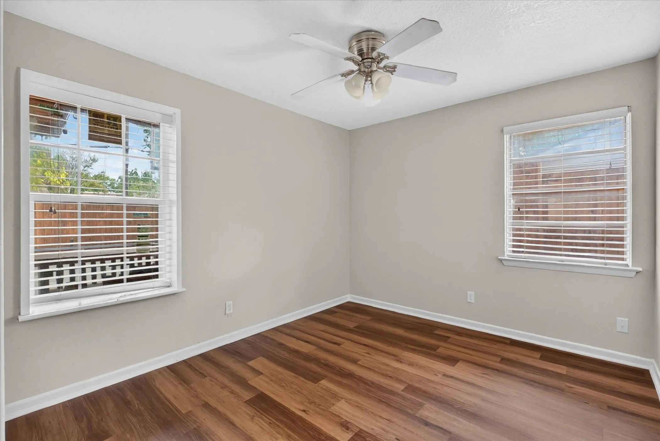 Single Family Residence For Sale in Dallas County , 2983 Amber Lane, Farmers Branch, Texas 75234, 4 Bedroom, 4 Bathroom, Garage spaces, 1,600 Sqft, built in 1959, mls#21400896, Real Estate Agent in Farmers Branch, Homes For Sale in Dallas county, Homes For Sale in Farmers Branch, Realtor in Farmers Branch Texas, Real Estate Brokerage Independent Realty Texas, Luminita Cordes Realtor