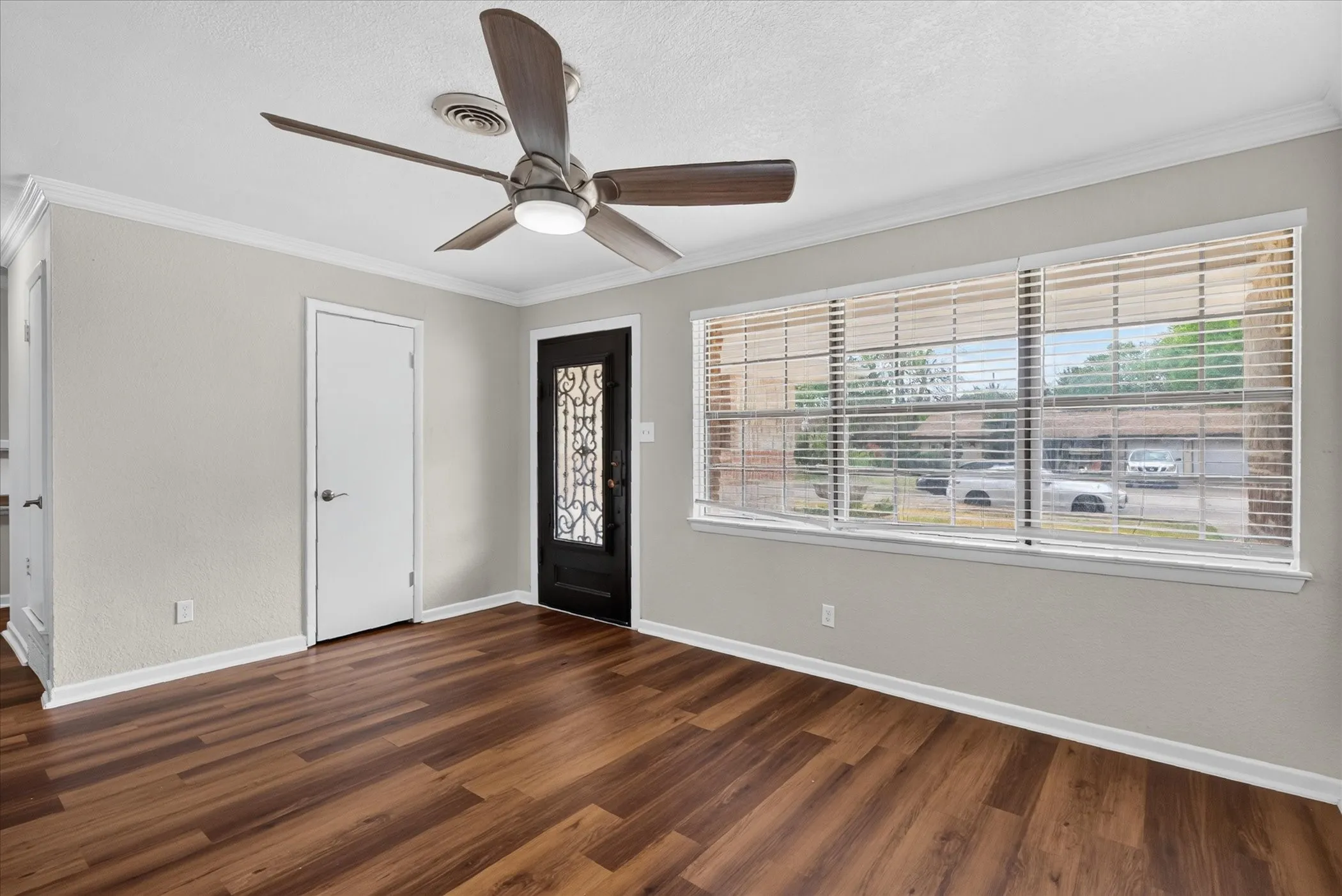 Single Family Residence For Sale in Dallas County , 2983 Amber Lane, Farmers Branch, Texas 75234, 4 Bedroom, 4 Bathroom, Garage spaces, 1,600 Sqft, built in 1959, mls#21400896, Real Estate Agent in Farmers Branch, Homes For Sale in Dallas county, Homes For Sale in Farmers Branch, Realtor in Farmers Branch Texas, Real Estate Brokerage Independent Realty Texas, Luminita Cordes Realtor