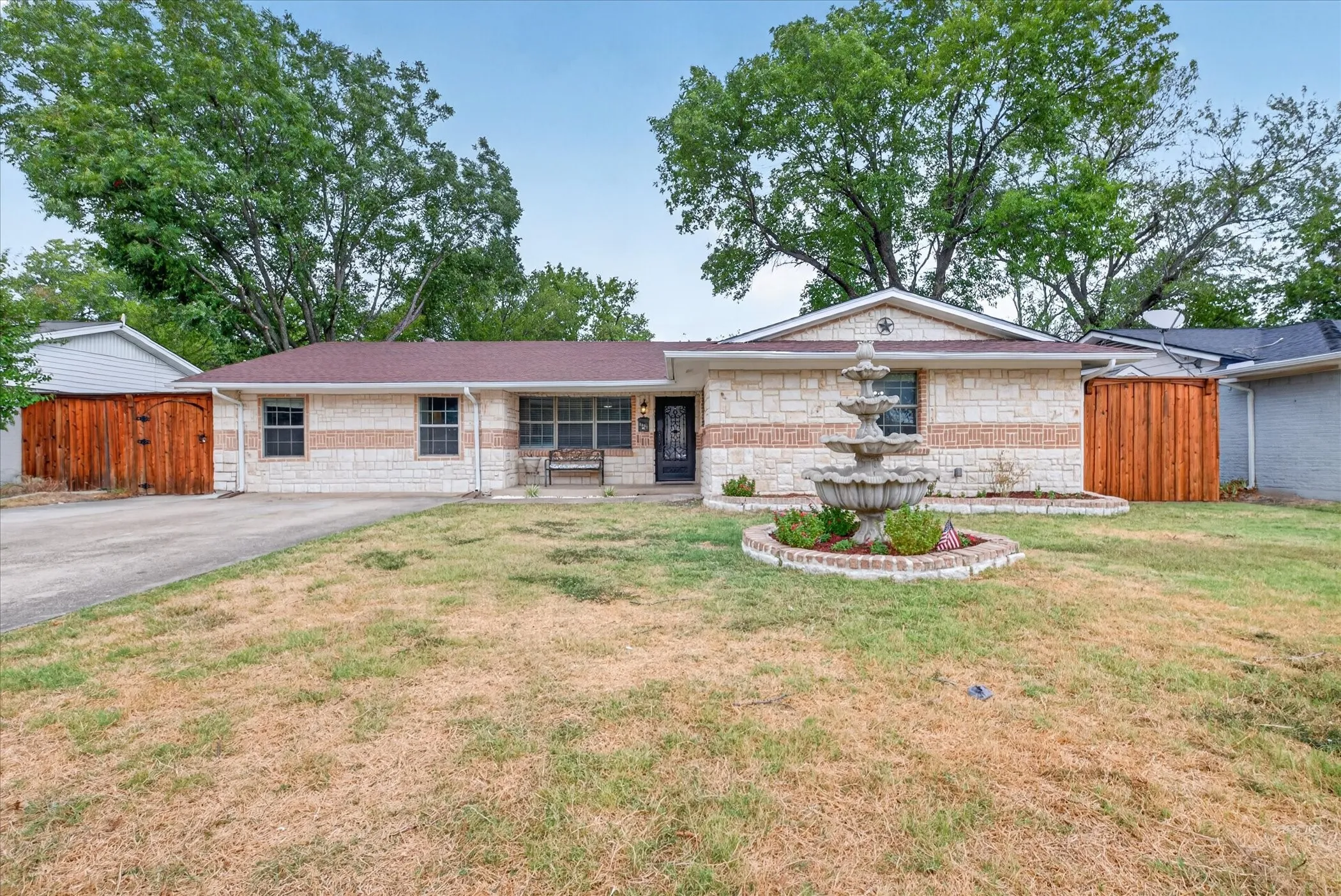 Single Family Residence For Sale in Dallas County , 2983 Amber Lane, Farmers Branch, Texas 75234, 4 Bedroom, 4 Bathroom, Garage spaces, 1,600 Sqft, built in 1959, mls#21400896, Real Estate Agent in Farmers Branch, Homes For Sale in Dallas county, Homes For Sale in Farmers Branch, Realtor in Farmers Branch Texas, Real Estate Brokerage Independent Realty Texas, Luminita Cordes Realtor