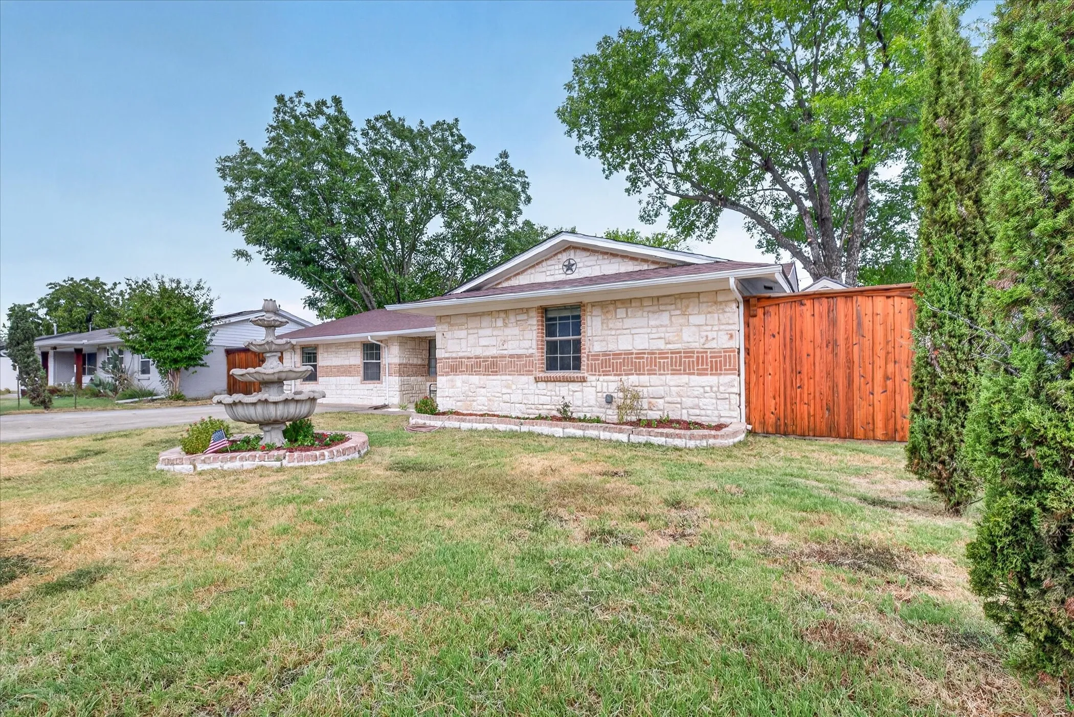 Single Family Residence For Sale in Dallas County , 2983 Amber Lane, Farmers Branch, Texas 75234, 4 Bedroom, 4 Bathroom, Garage spaces, 1,600 Sqft, built in 1959, mls#21400896, Real Estate Agent in Farmers Branch, Homes For Sale in Dallas county, Homes For Sale in Farmers Branch, Realtor in Farmers Branch Texas, Real Estate Brokerage Independent Realty Texas, Luminita Cordes Realtor