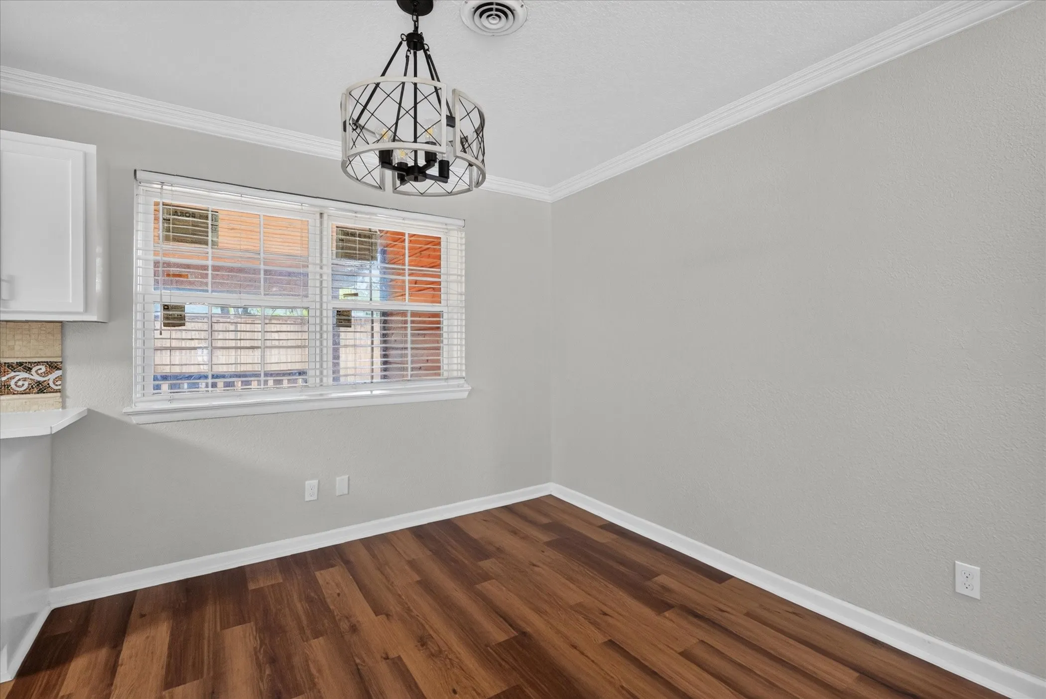 Single Family Residence For Sale in Dallas County , 2983 Amber Lane, Farmers Branch, Texas 75234, 4 Bedroom, 4 Bathroom, Garage spaces, 1,600 Sqft, built in 1959, mls#21400896, Real Estate Agent in Farmers Branch, Homes For Sale in Dallas county, Homes For Sale in Farmers Branch, Realtor in Farmers Branch Texas, Real Estate Brokerage Independent Realty Texas, Luminita Cordes Realtor