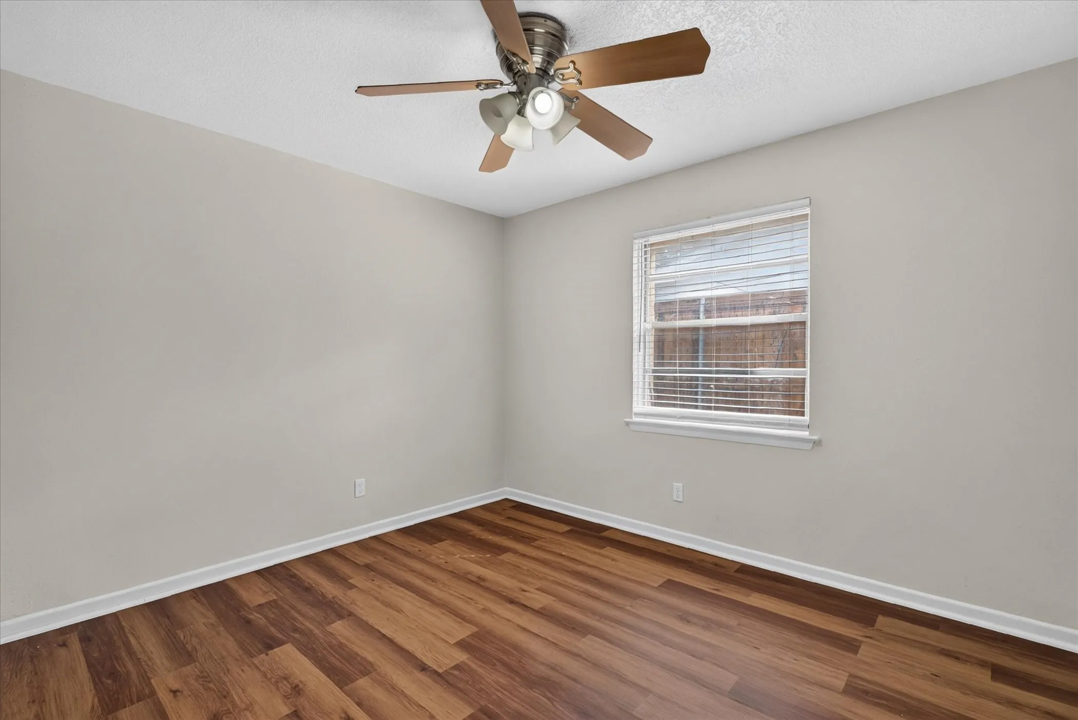 Single Family Residence For Sale in Dallas County , 2983 Amber Lane, Farmers Branch, Texas 75234, 4 Bedroom, 4 Bathroom, Garage spaces, 1,600 Sqft, built in 1959, mls#21400896, Real Estate Agent in Farmers Branch, Homes For Sale in Dallas county, Homes For Sale in Farmers Branch, Realtor in Farmers Branch Texas, Real Estate Brokerage Independent Realty Texas, Luminita Cordes Realtor
