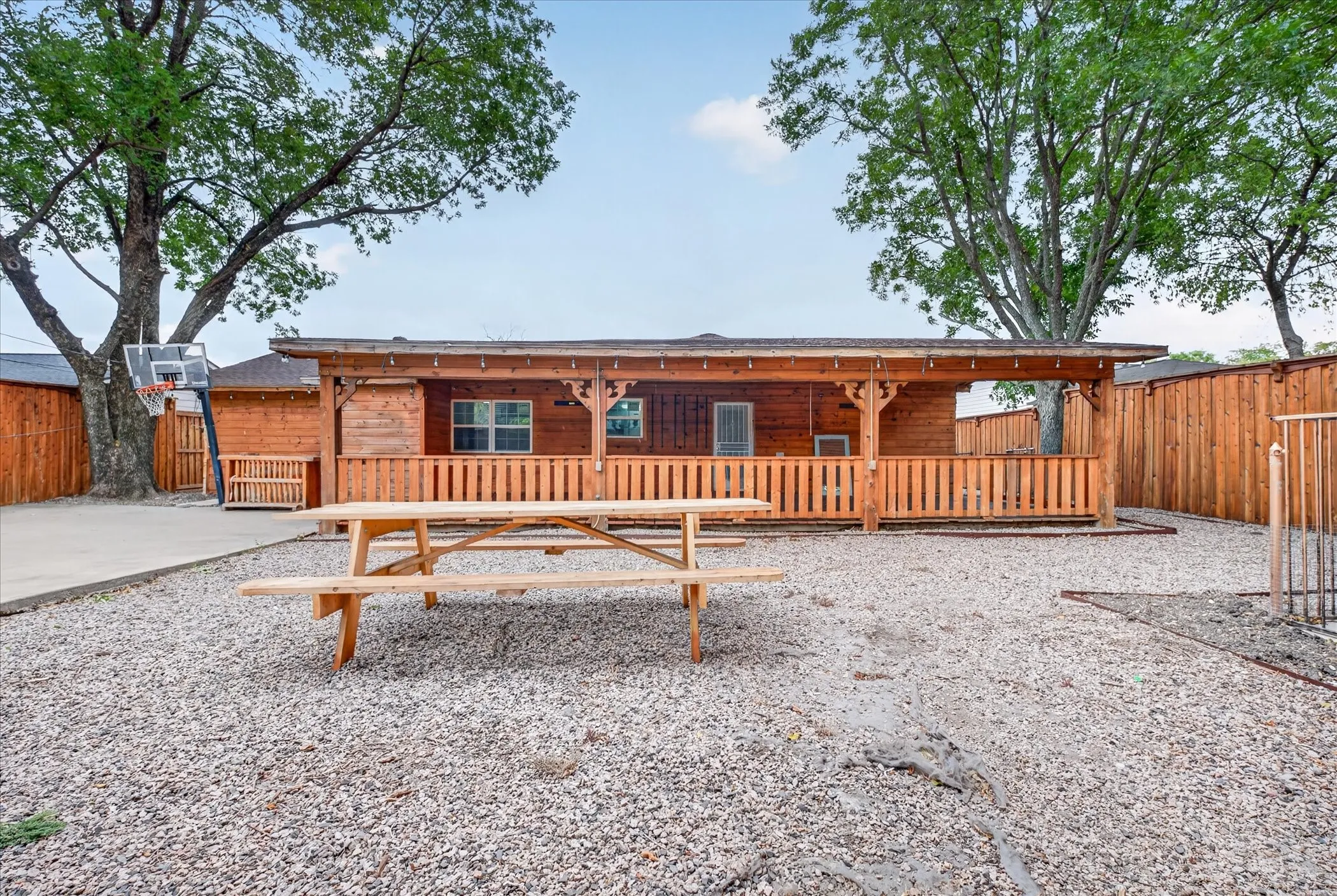Single Family Residence For Sale in Dallas County , 2983 Amber Lane, Farmers Branch, Texas 75234, 4 Bedroom, 4 Bathroom, Garage spaces, 1,600 Sqft, built in 1959, mls#21400896, Real Estate Agent in Farmers Branch, Homes For Sale in Dallas county, Homes For Sale in Farmers Branch, Realtor in Farmers Branch Texas, Real Estate Brokerage Independent Realty Texas, Luminita Cordes Realtor
