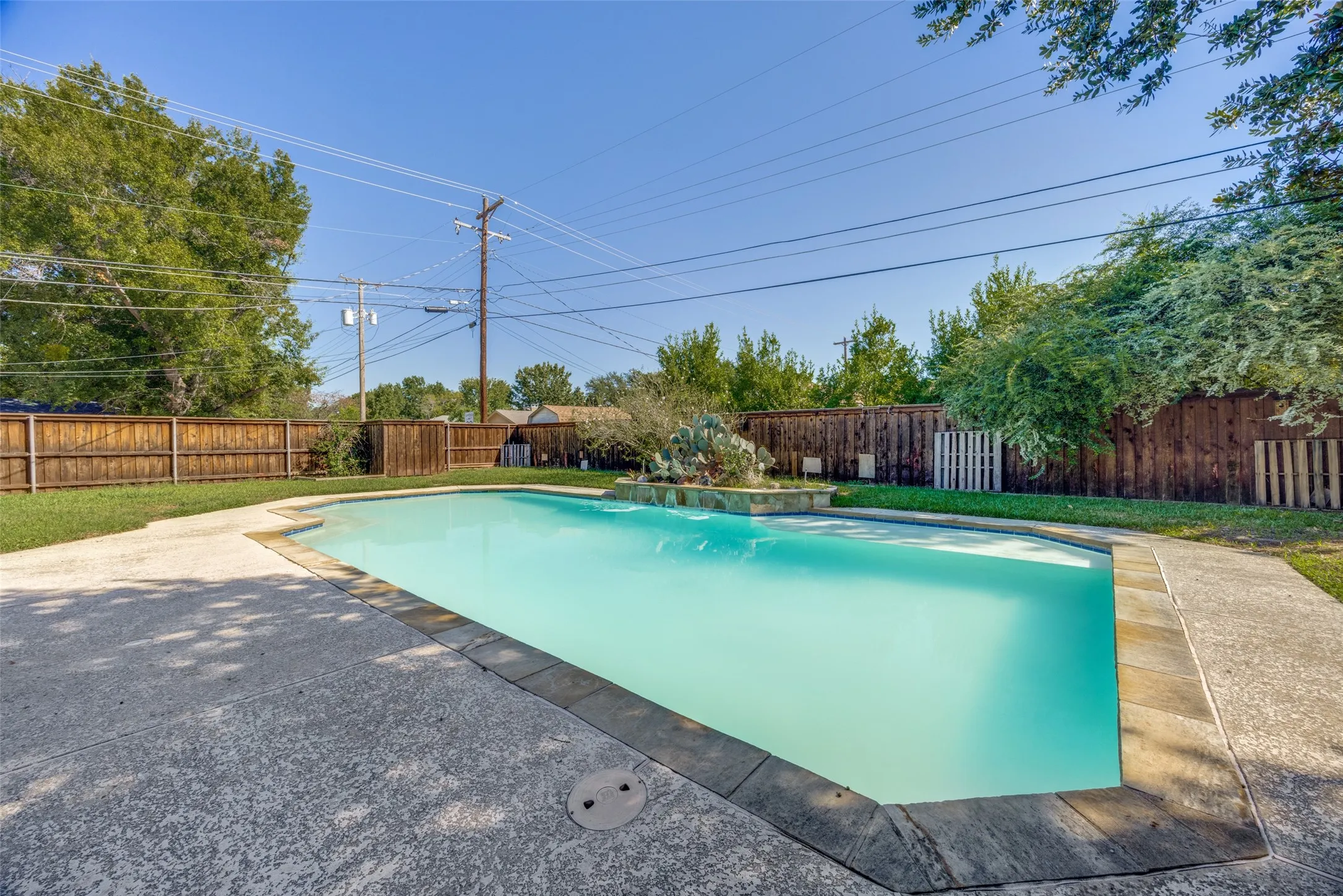 In-ground swimming pool with flagstone coping