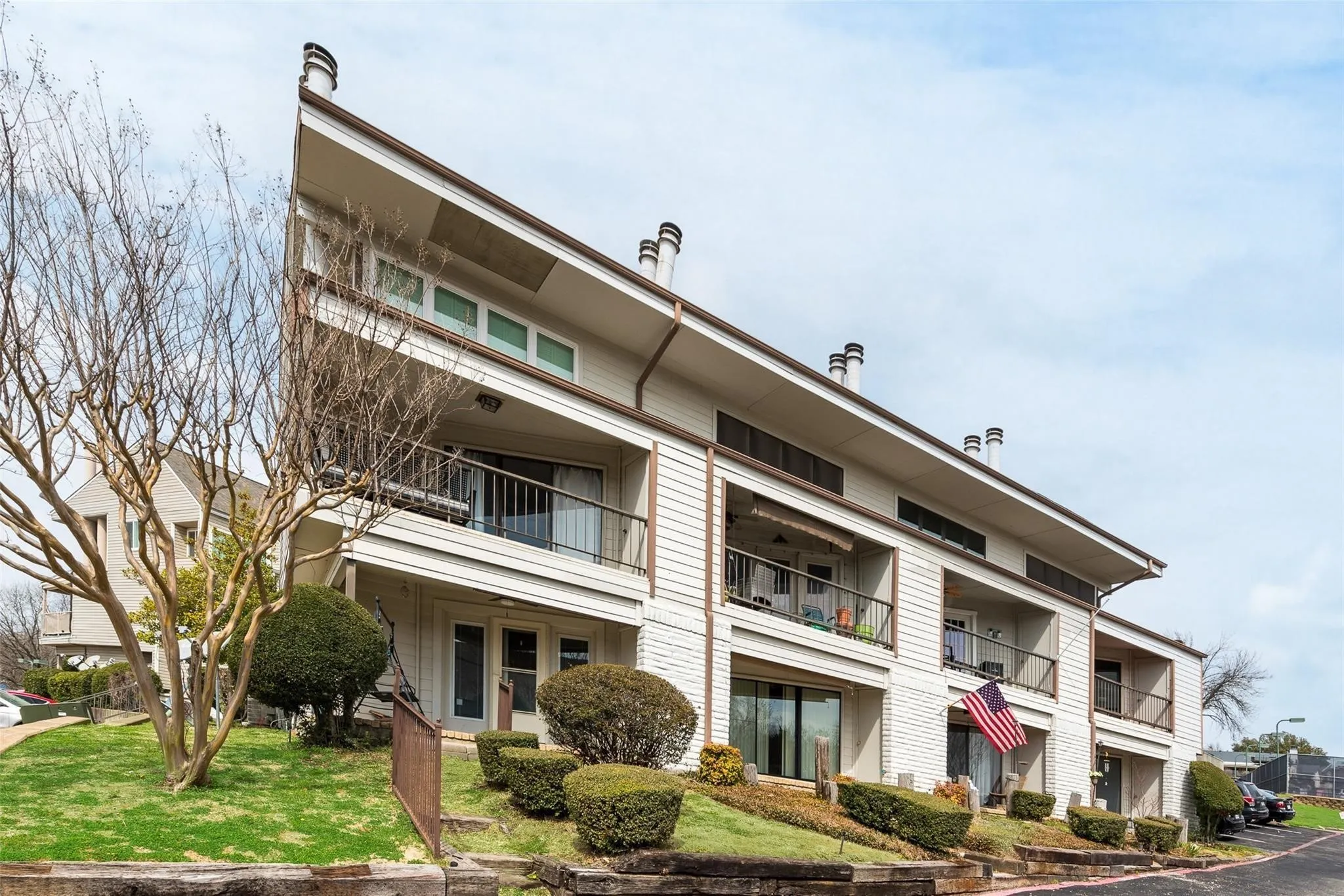 Condominium For Sale in Rockwall County , 438 Yacht Club Drive D, Rockwall, Texas 75032, 1 Bedroom, 1 Bathroom, Garage spaces, 892 Sqft, built in 1990, mls#21399691, Real Estate Agent in Rockwall, Homes For Sale in Rockwall county, Homes For Sale in Rockwall, Realtor in Rockwall Texas, Real Estate Brokerage Independent Realty Texas, Luminita Cordes Realtor