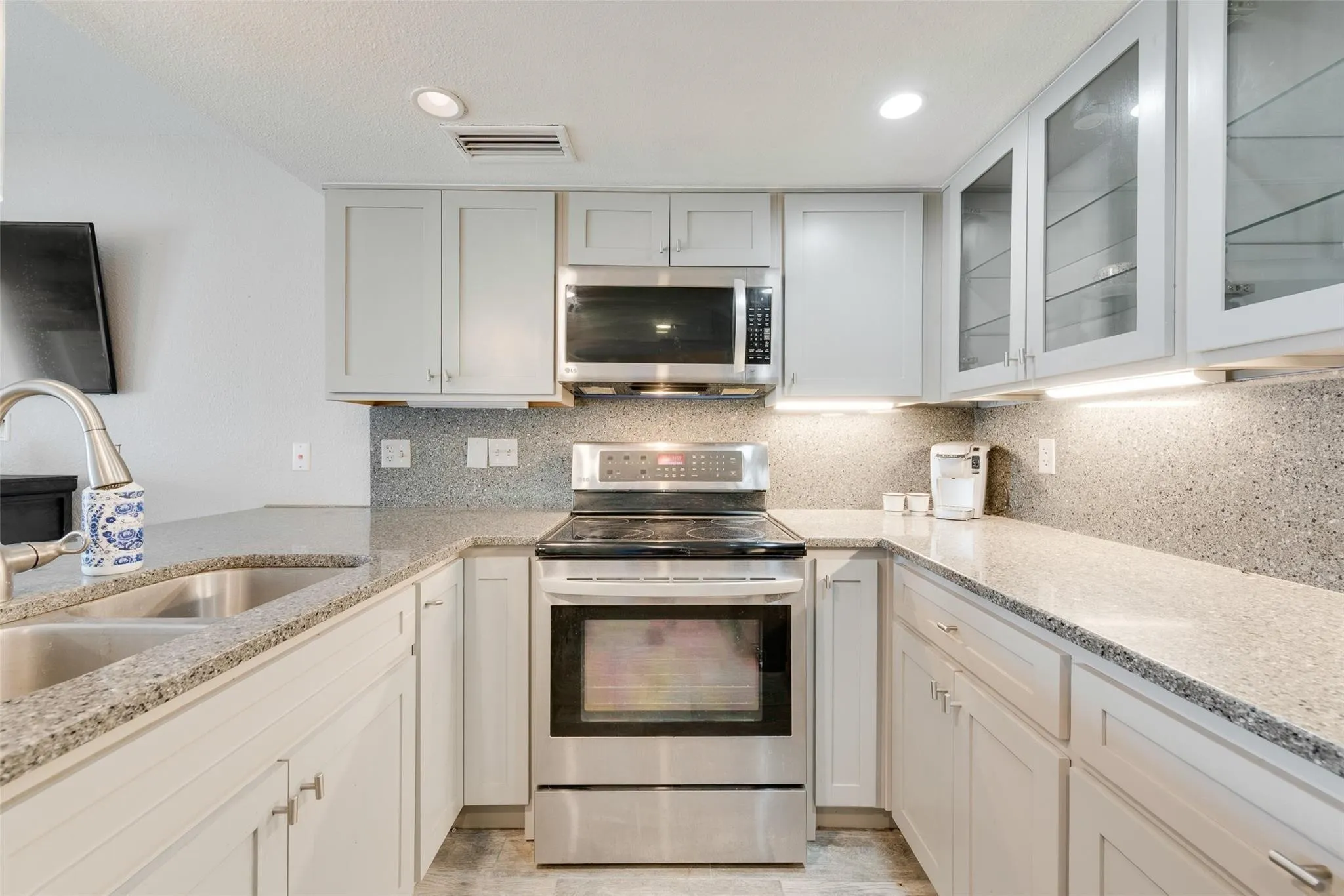 Condominium For Sale in Rockwall County , 438 Yacht Club Drive D, Rockwall, Texas 75032, 1 Bedroom, 1 Bathroom, Garage spaces, 892 Sqft, built in 1990, mls#21399691, Real Estate Agent in Rockwall, Homes For Sale in Rockwall county, Homes For Sale in Rockwall, Realtor in Rockwall Texas, Real Estate Brokerage Independent Realty Texas, Luminita Cordes Realtor
