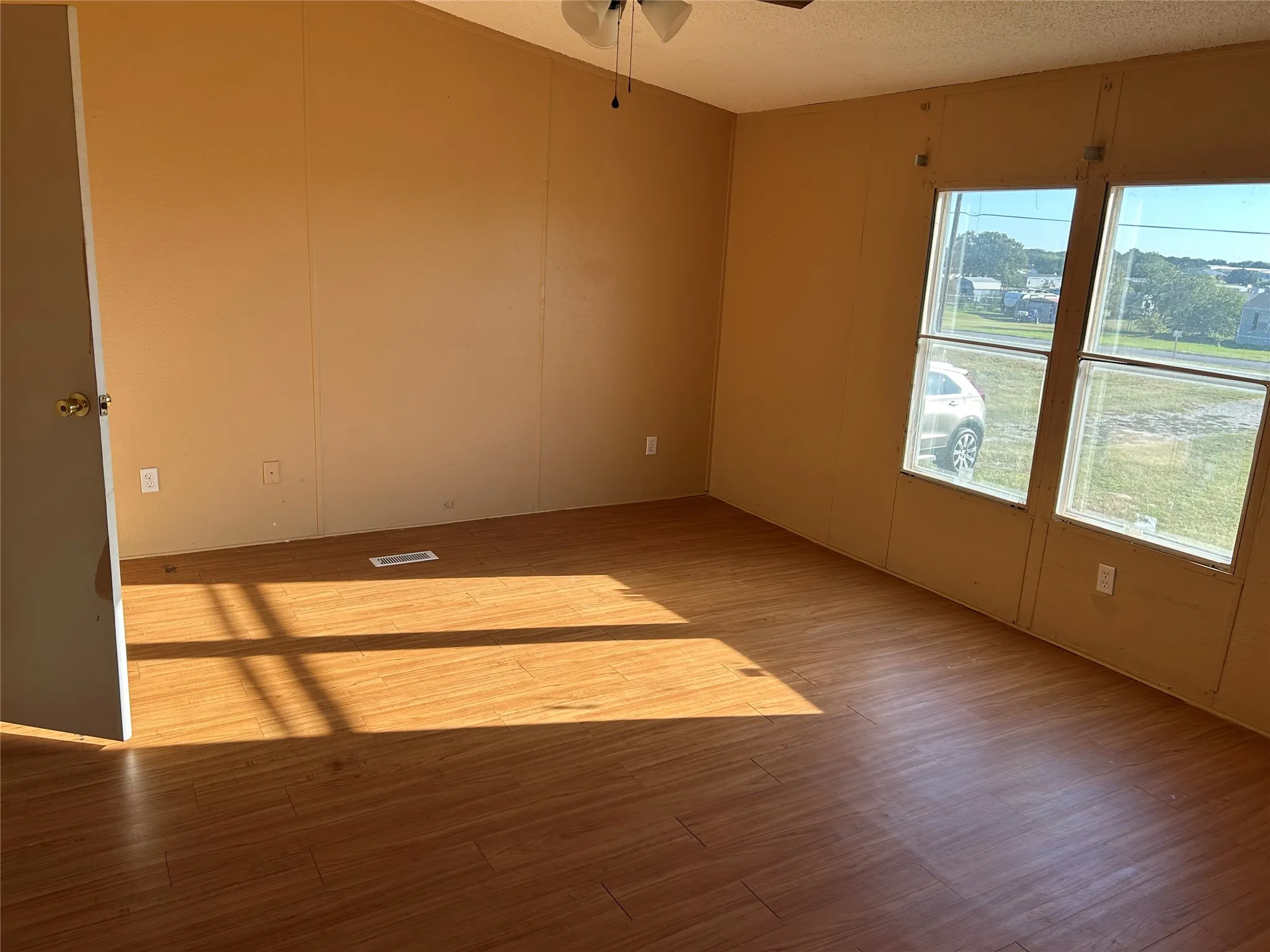 Wood-finish flooring with a ceiling fan