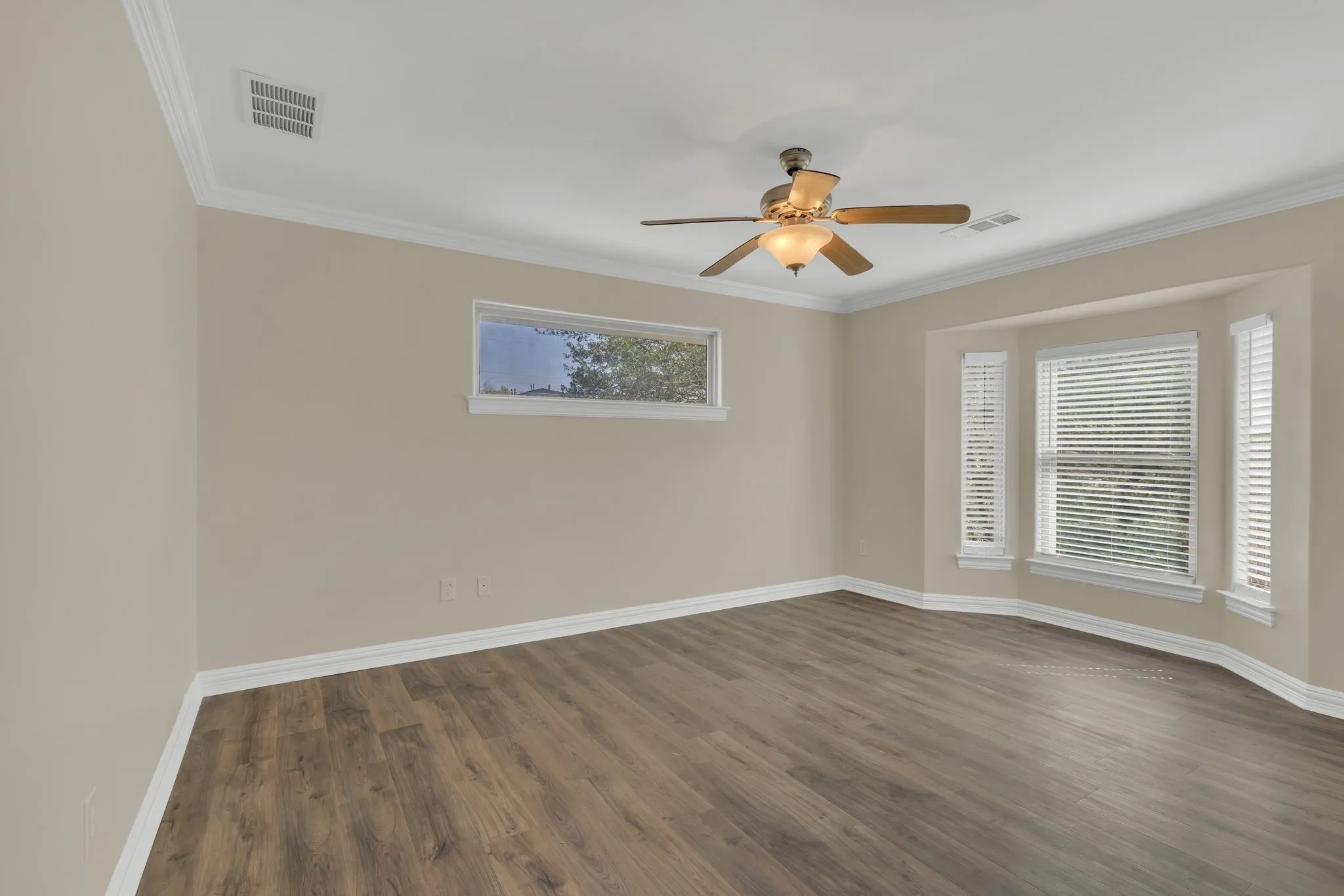 Single Family Residence For Rent in Dallas County , 5921 Llano Avenue, Dallas, Texas 75206, 5 Bedroom, 6 Bathroom, Garage spaces, 3,221 Sqft, built in 2007, mls#21400930, Real Estate Agent in Dallas, Homes For Rent in Dallas county, Homes For Rent in Dallas, Realtor in Dallas Texas, Real Estate Brokerage Independent Realty Texas, Luminita Cordes Realtor