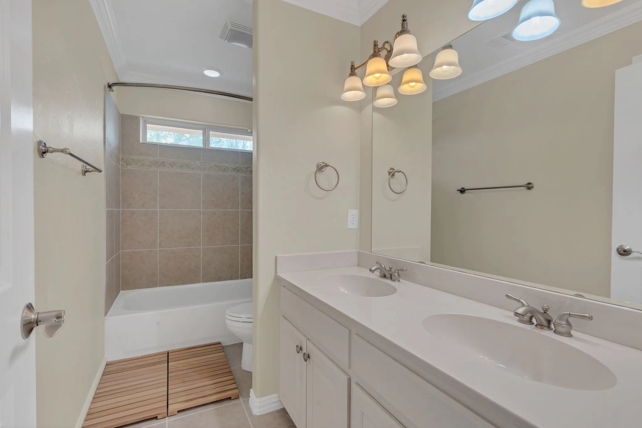 Single Family Residence For Rent in Dallas County , 5921 Llano Avenue, Dallas, Texas 75206, 5 Bedroom, 6 Bathroom, Garage spaces, 3,221 Sqft, built in 2007, mls#21400930, Real Estate Agent in Dallas, Homes For Rent in Dallas county, Homes For Rent in Dallas, Realtor in Dallas Texas, Real Estate Brokerage Independent Realty Texas, Luminita Cordes Realtor