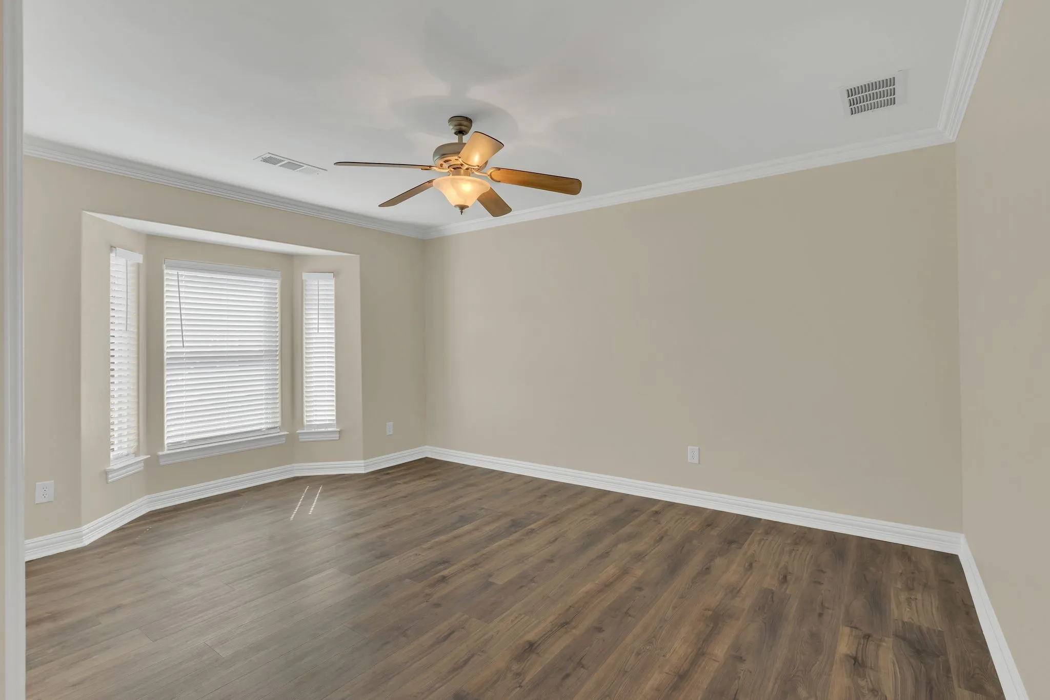 Single Family Residence For Rent in Dallas County , 5921 Llano Avenue, Dallas, Texas 75206, 5 Bedroom, 6 Bathroom, Garage spaces, 3,221 Sqft, built in 2007, mls#21400930, Real Estate Agent in Dallas, Homes For Rent in Dallas county, Homes For Rent in Dallas, Realtor in Dallas Texas, Real Estate Brokerage Independent Realty Texas, Luminita Cordes Realtor