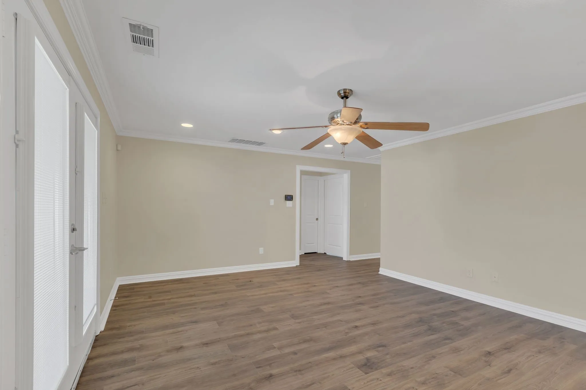 Single Family Residence For Rent in Dallas County , 5921 Llano Avenue, Dallas, Texas 75206, 5 Bedroom, 6 Bathroom, Garage spaces, 3,221 Sqft, built in 2007, mls#21400930, Real Estate Agent in Dallas, Homes For Rent in Dallas county, Homes For Rent in Dallas, Realtor in Dallas Texas, Real Estate Brokerage Independent Realty Texas, Luminita Cordes Realtor